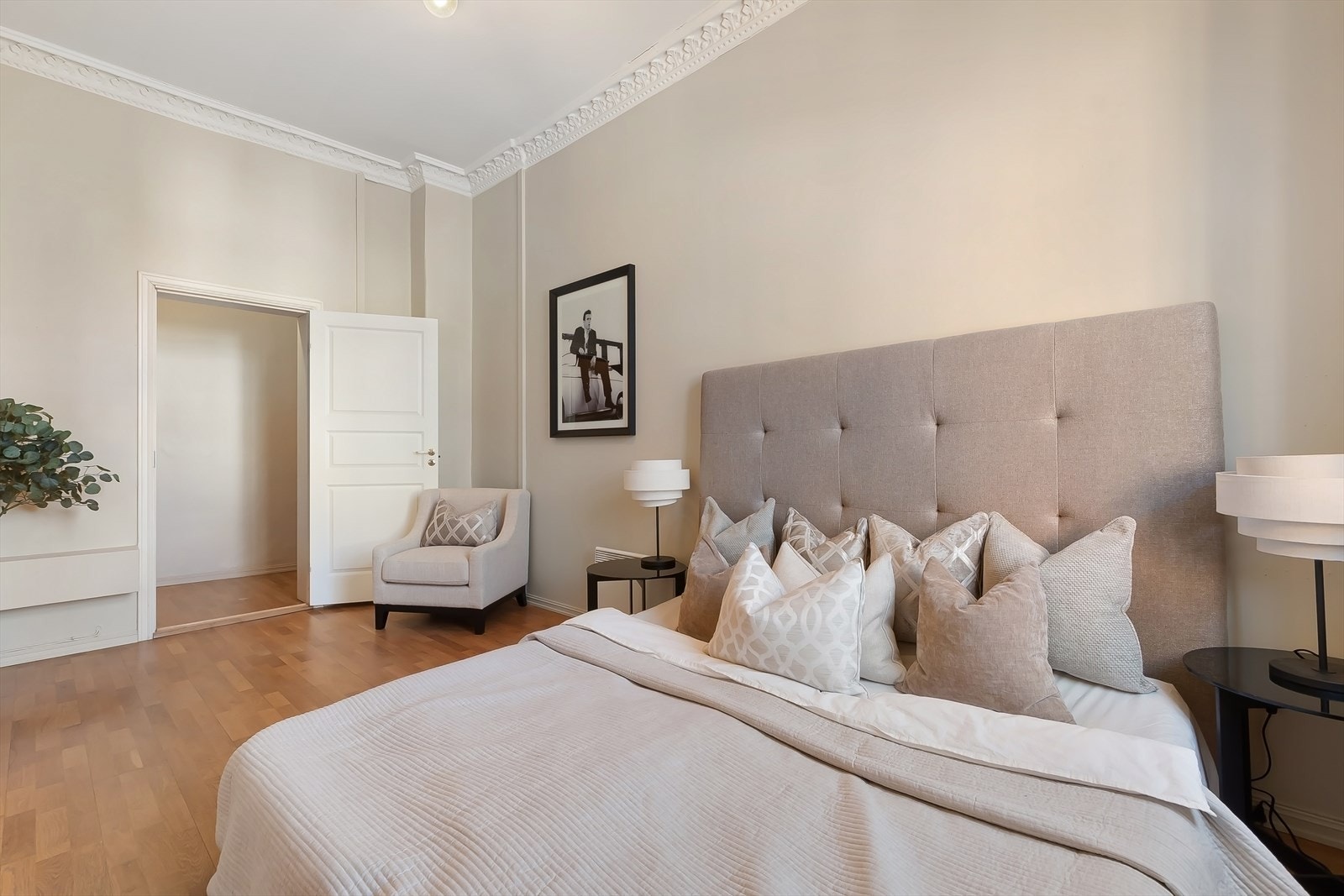 Praktisk garderobe på soverom. Galleribilde