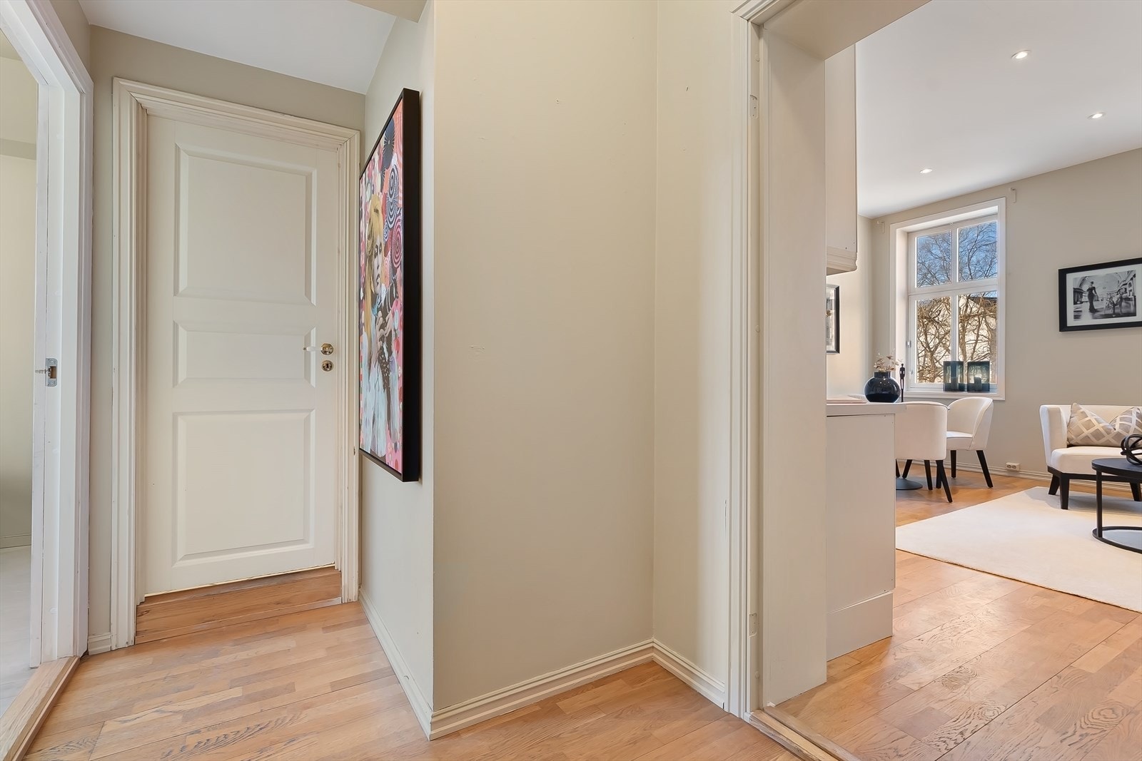 Entré som deler opp soverom, bad og oppholdsrom. Galleribilde