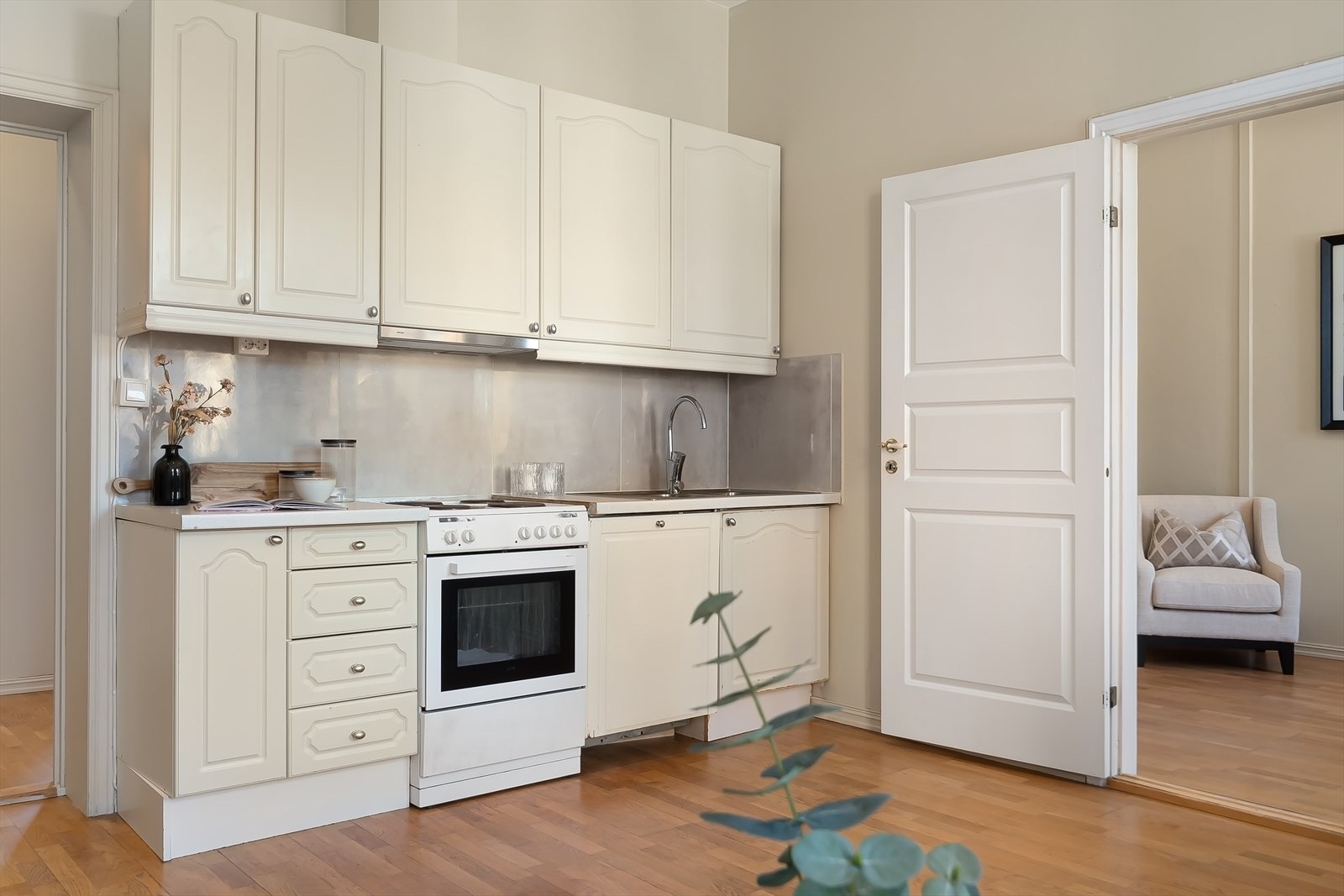 Kjøkken med skrog og slette fronter, samt benkeplate i laminat og nedfelt oppvaskkum. Galleribilde