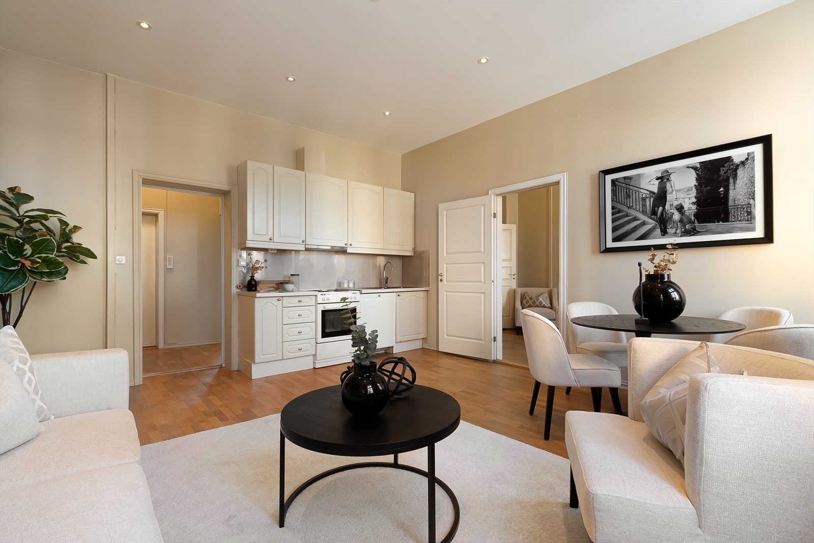 Åpen stue og kjøkkenløsning - sosialt oppholdsrom. Galleribilde