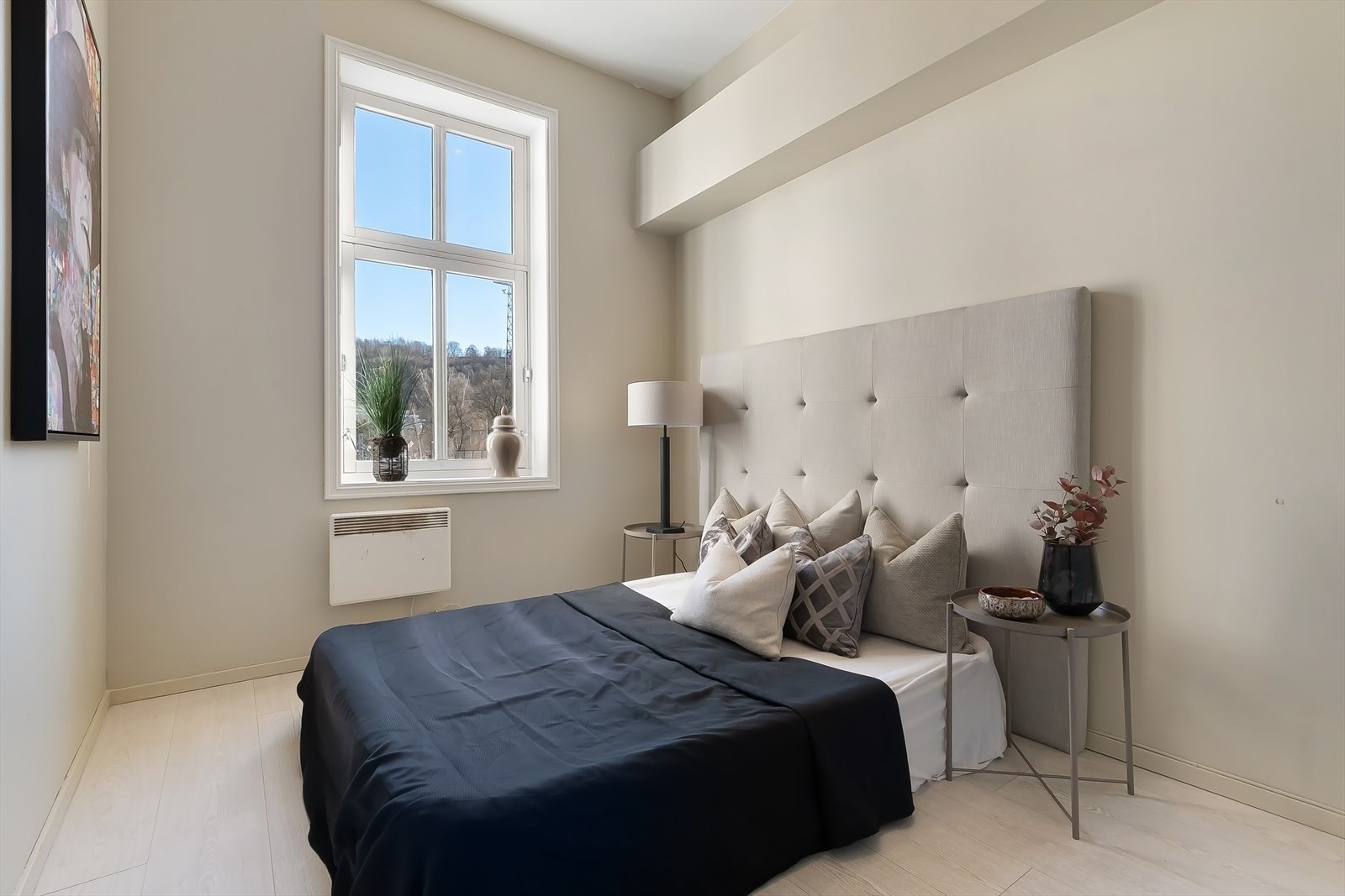 I løpet av mai skal det monteres balkong og balkongdør fra rommet som dekkes av selger. Galleribilde