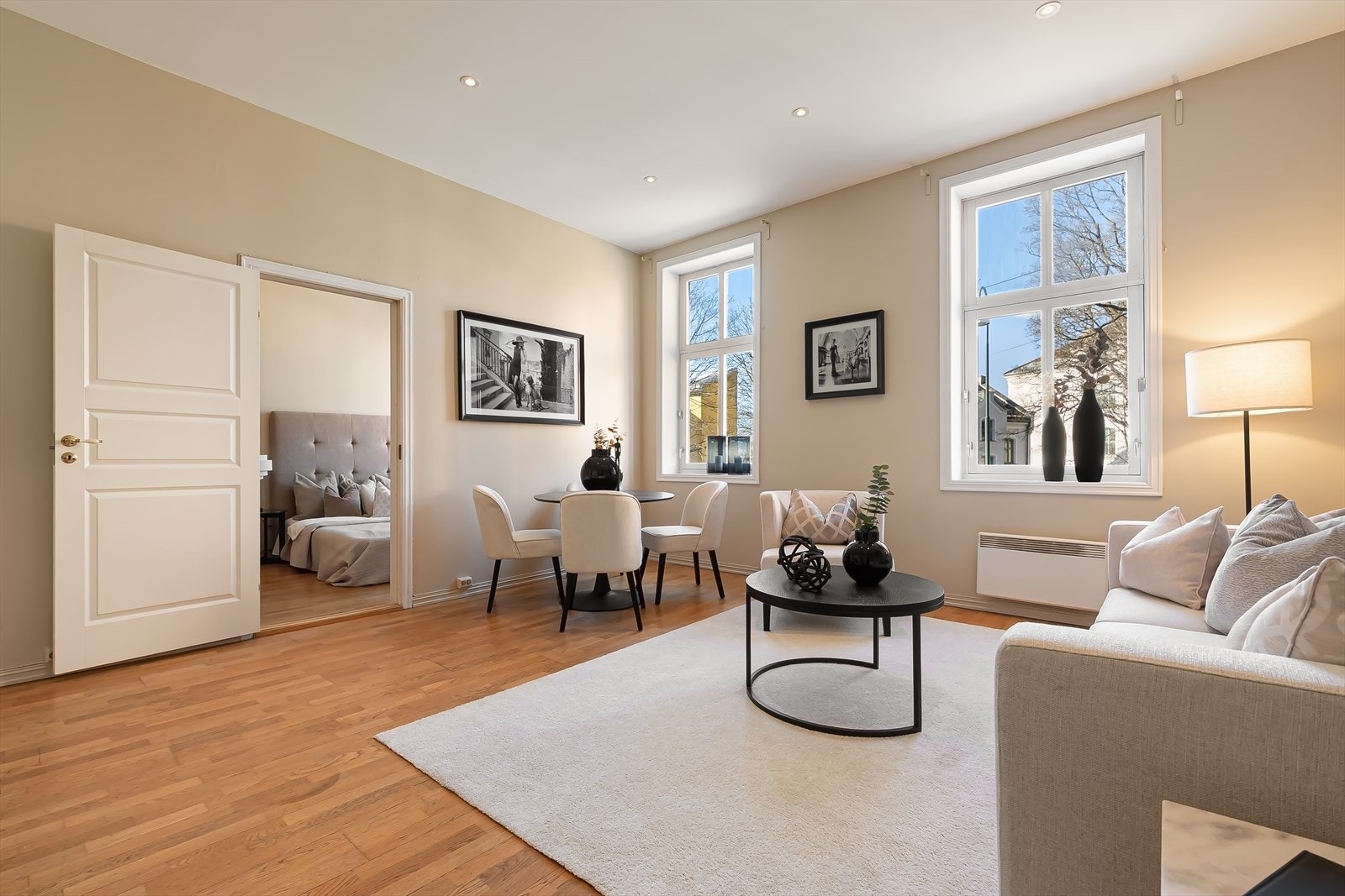 Generøs takhøyde på over 3 m skaper en luftig romfølelse. Galleribilde