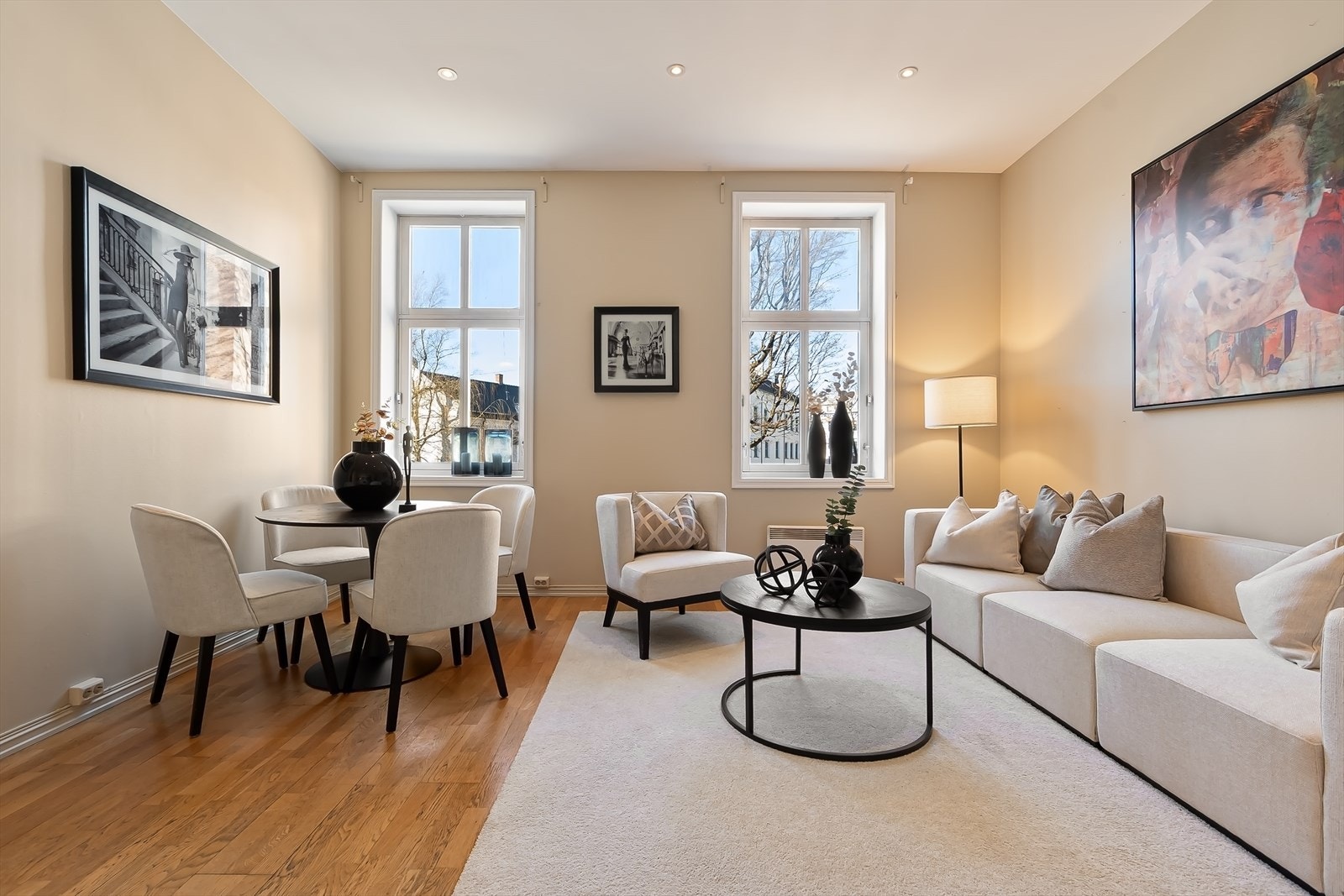 Leiligheten ligger i byggets 3. etasje, og oppleves lys og luftig med gode vindusflater og god planløsning. Galleribilde