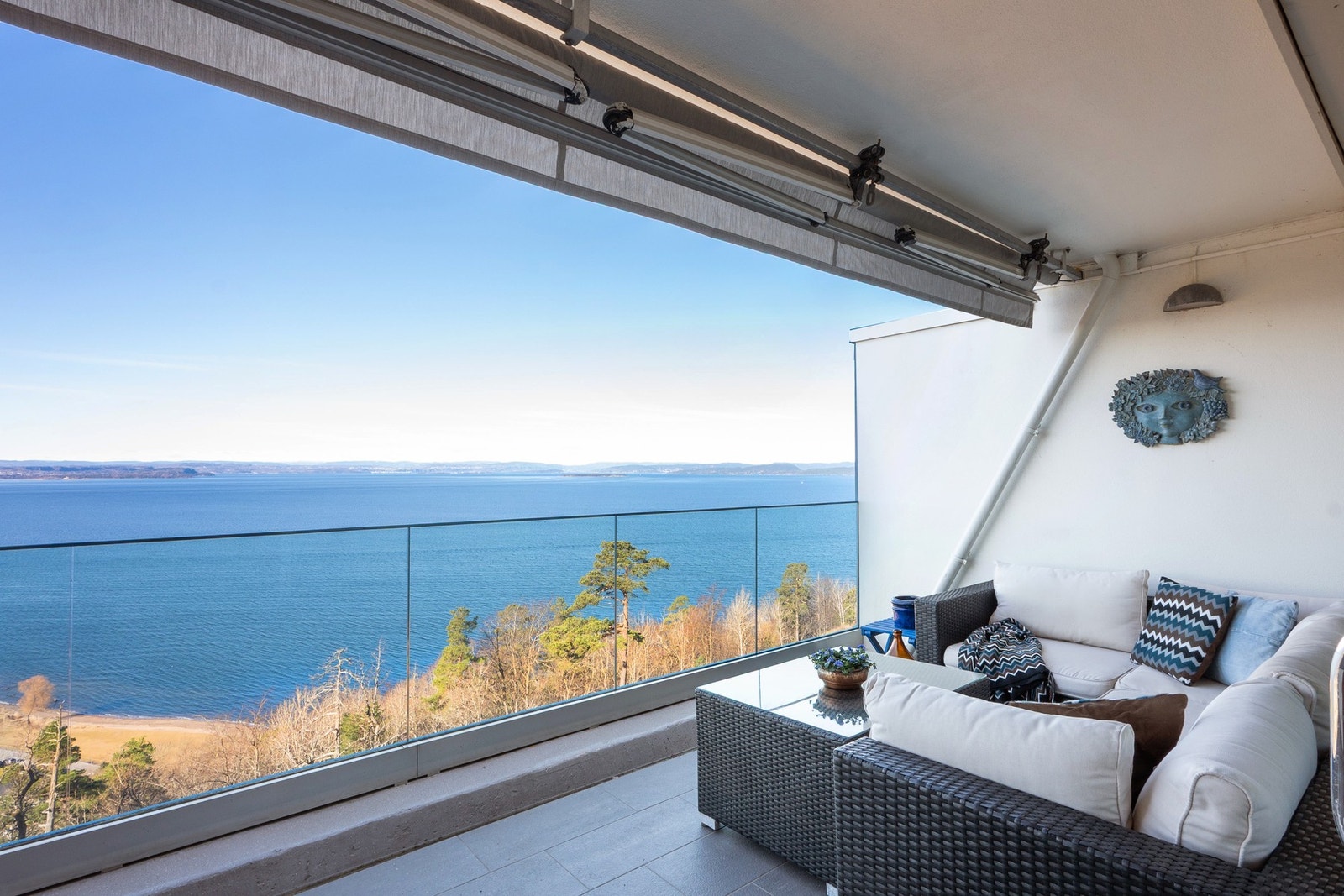 Nydelig vestvendt terrasse ca. 16 m² med praktisk bod. Galleribilde