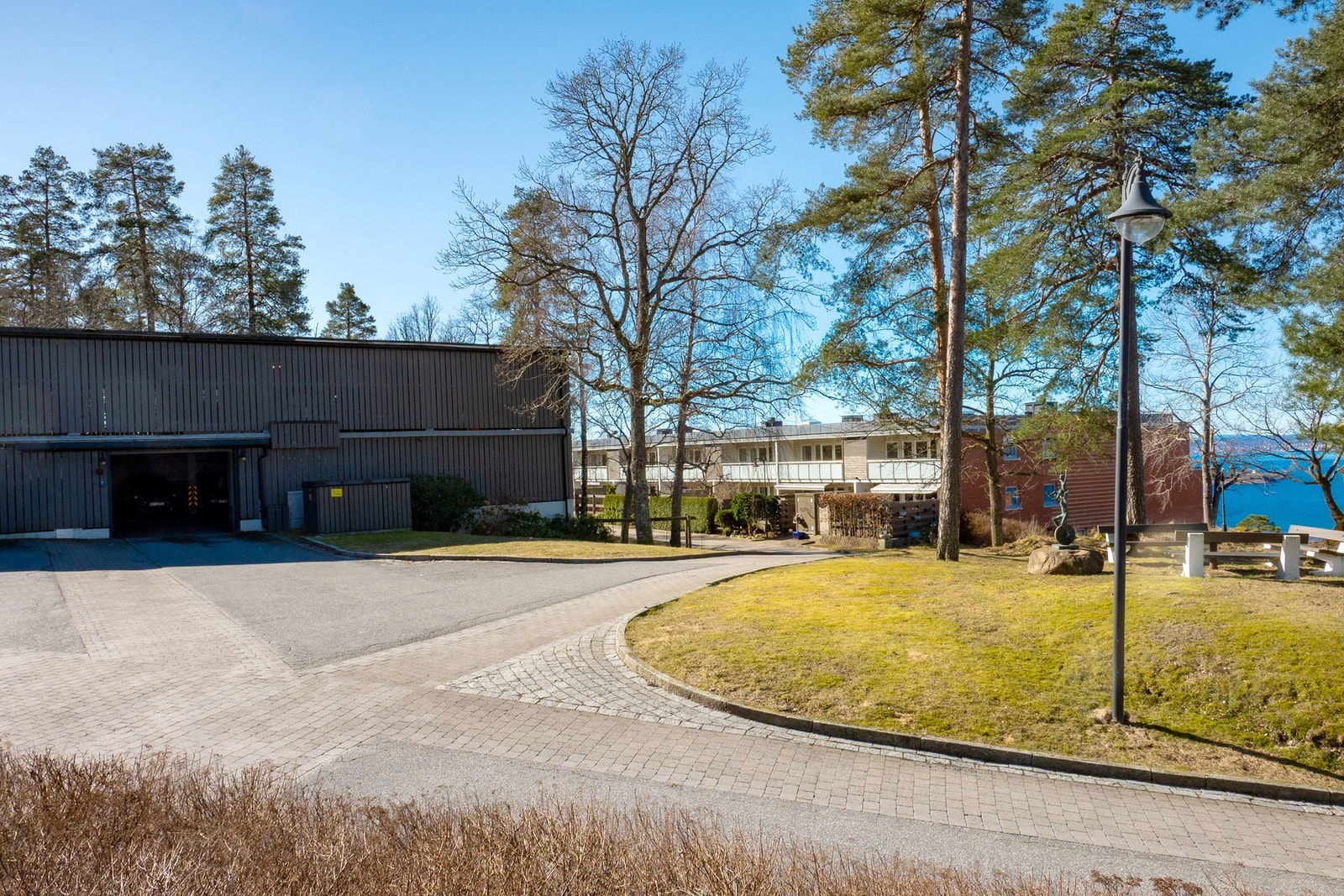 Jeløya har en av landets rikeste flora i naturreservater og landskapsvernområder. Her er et stort utvalg turmuligheter og sti-systemer. Galleribilde