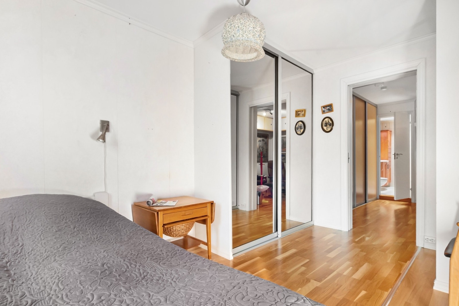 Soverommet har god plass til dobbeltseng og nattbord. Galleribilde