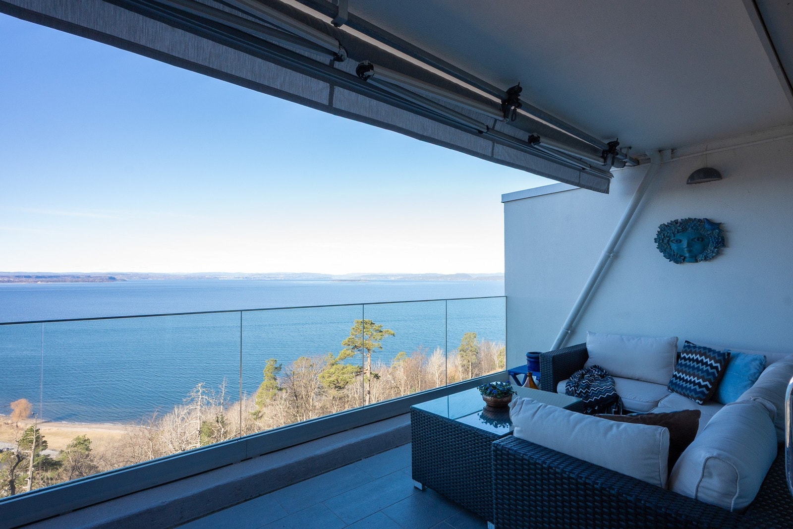 Gjennomgående og romslig 3(4)-roms leilighet på bakkeplan! Enestående fjordutsikt, 2 store uteplasser og garasjeplass! Galleribilde