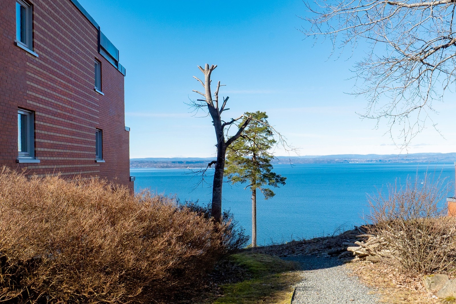 Gangveiene internt på sameiets område er pent og helhetlig utført med belegningsstein. Det er varmekabler i gangvei helt til garasjeanlegget. Galleribilde