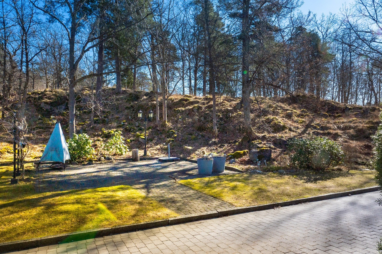 Sameiets fellesarealer stelles av gartner og har et parkmessig preg med fine møteplasser. Galleribilde