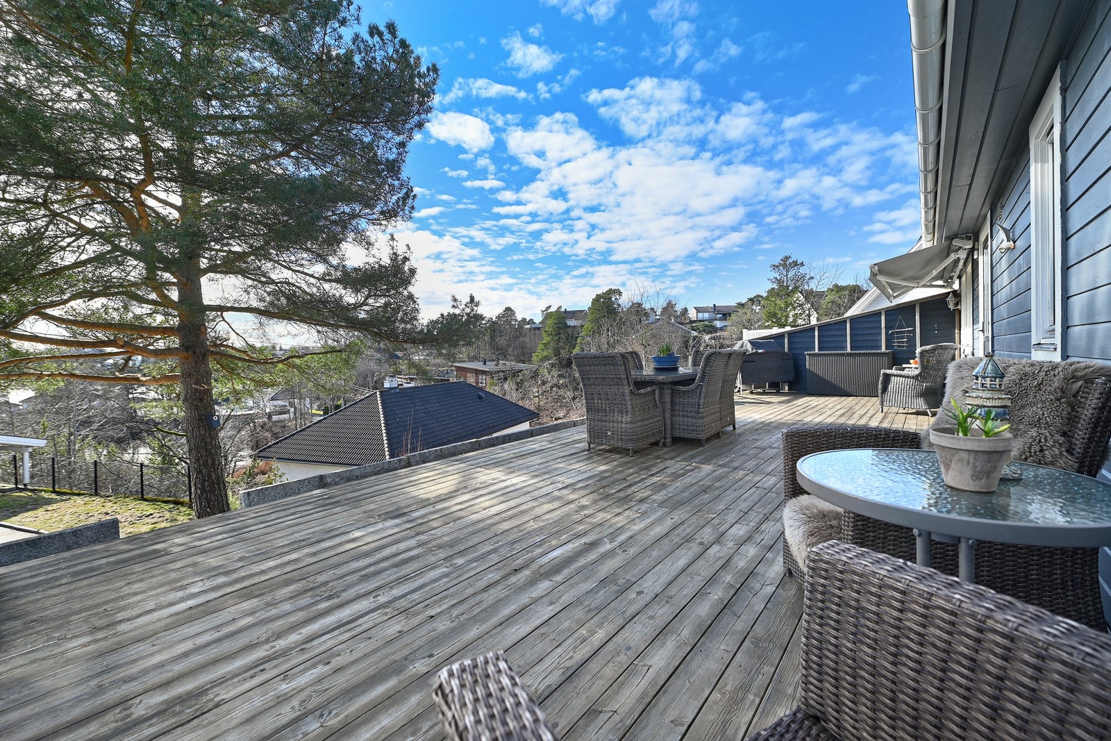 Her er det god plass til utemøbler, grill og sommerblomster, og terrassen blir et naturlig oppholdsrom store deler av sommerhalvåret. Galleribilde