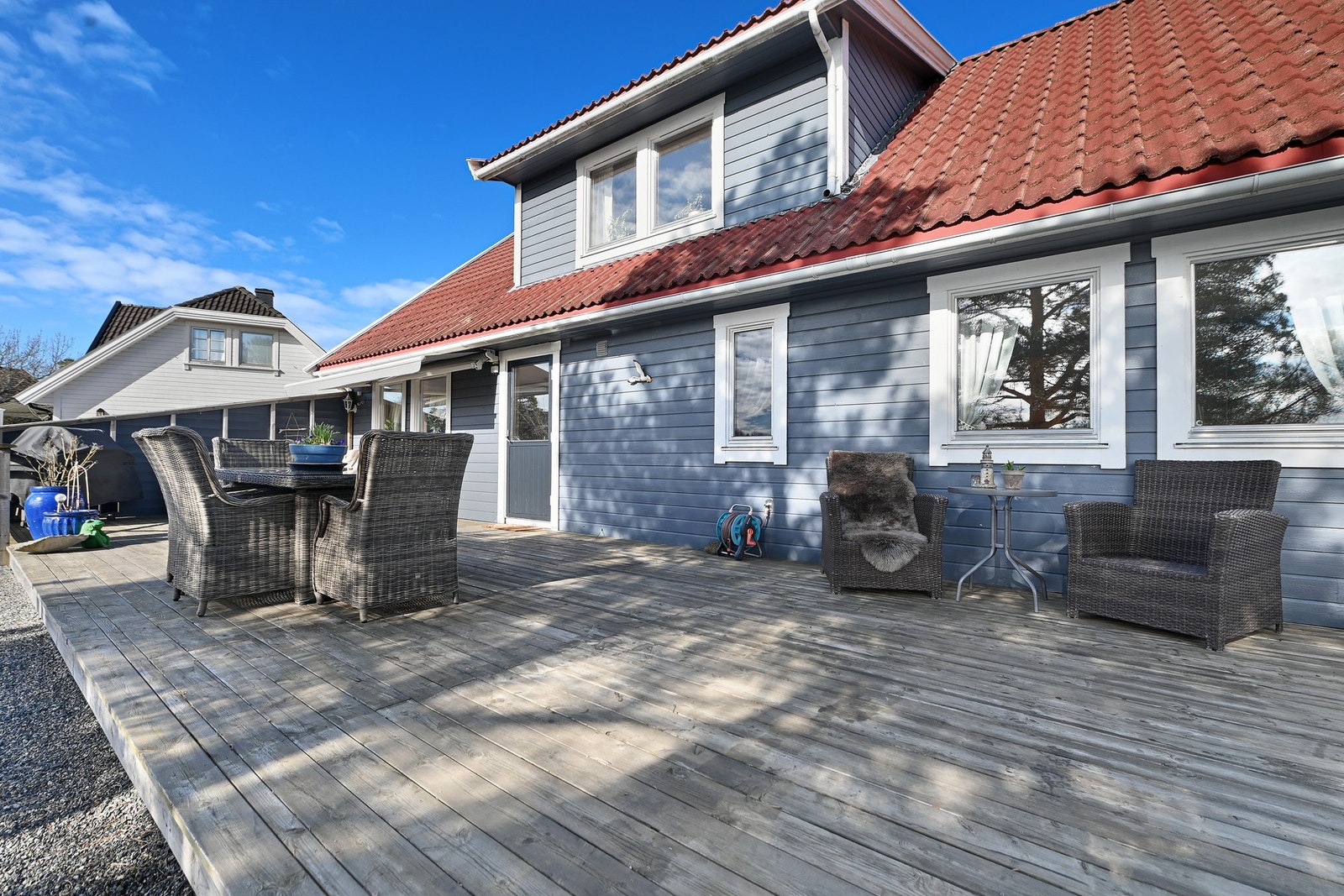 Fra stuen er det utgang til en terrasse på 61 m² med flott utsikt mot Vansjø. Galleribilde