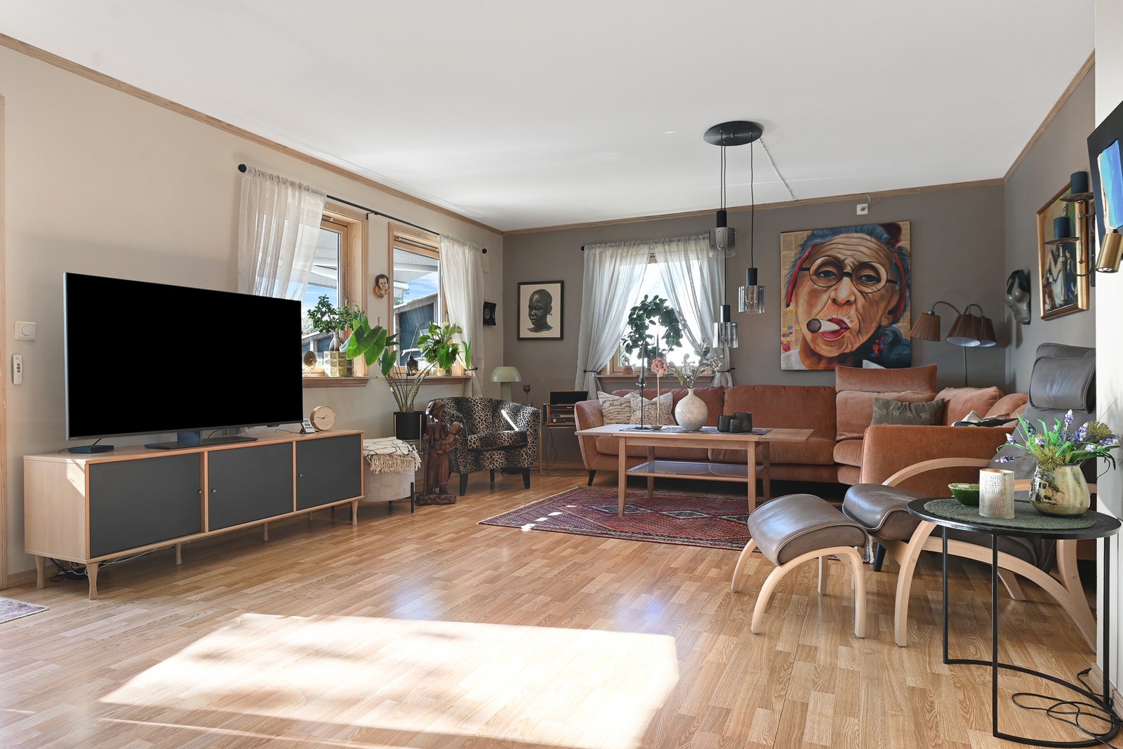 Boligen er tegnet med tanke på å gjøre hverdagen praktisk og komfortabel for en familie. Galleribilde