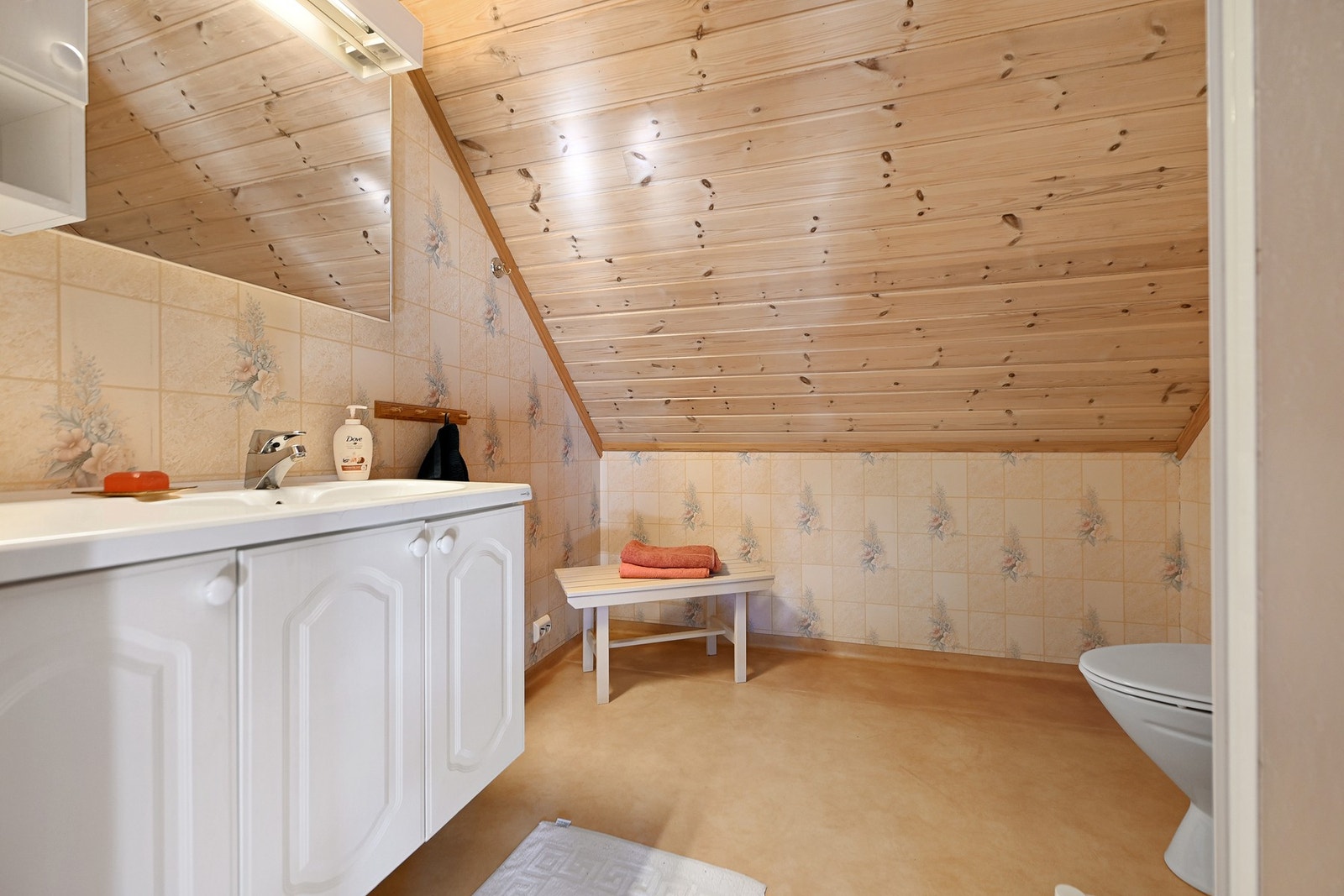 Badet i 2. etasje er innredet med nedfelt servant, gulvstående toalett og dusjkabinett. Galleribilde