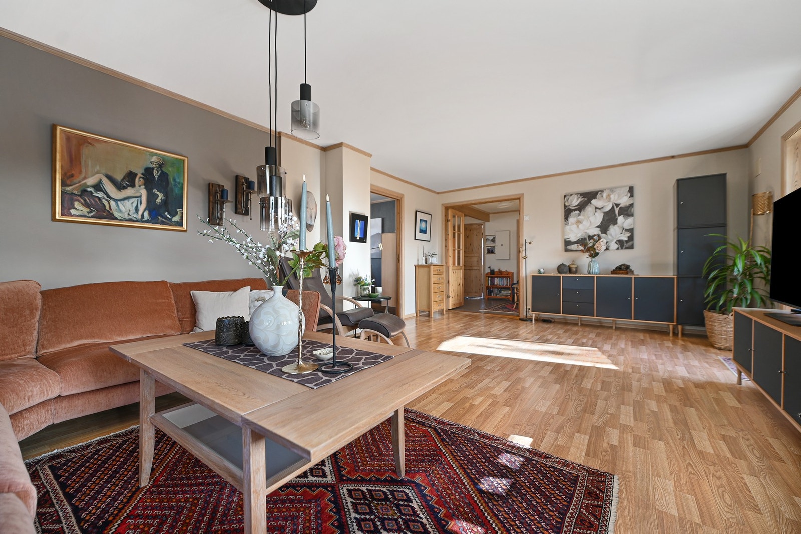 Stuen er innbydende og egner seg godt til sosiale sammenkomster. Galleribilde