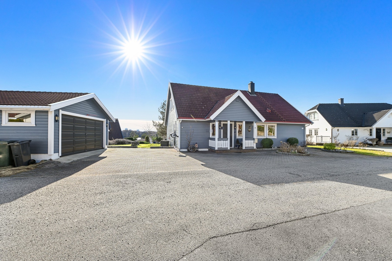 Bamseveien 130 er en familievennlig enebolig med dobbelgarasje, flott utsikt og en attraktiv intern beliggenhet i området. Galleribilde