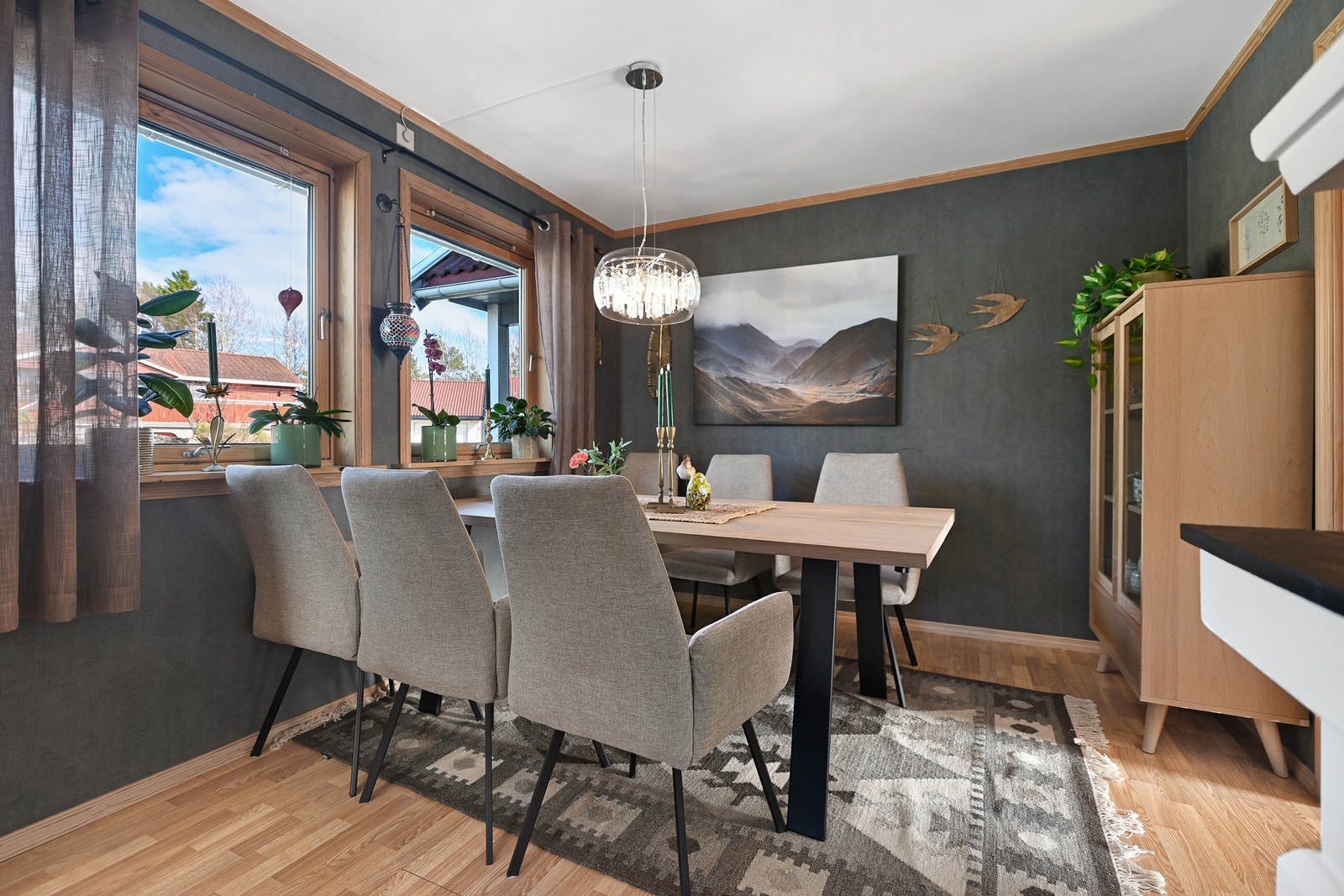 Det praktiske kjøkkenet ligger i eget rom, men har likevel en åpen løsning med plass til spisestue. Galleribilde