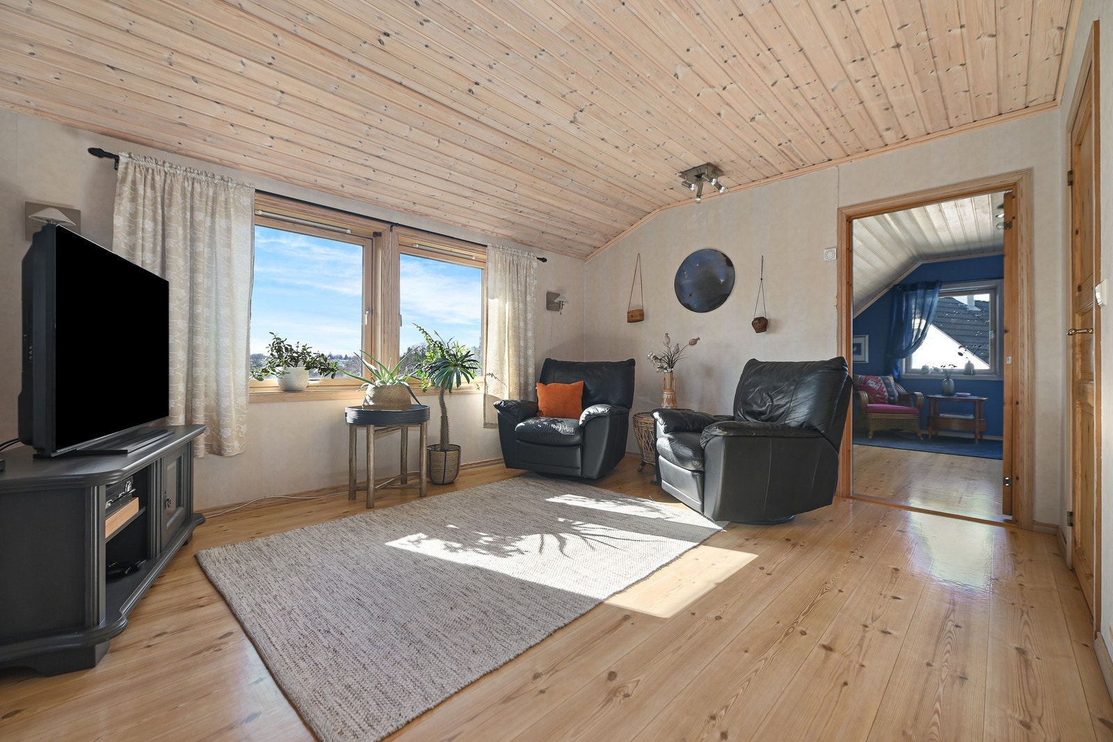 I tillegg til stuen i 1. etasje har boligen en loftstue i 2. etasje. Dette er en fin ekstra stue som egner seg godt som egen sone for barn og ungdom, eller som et sted hvor man kan ta imot venner. Galleribilde
