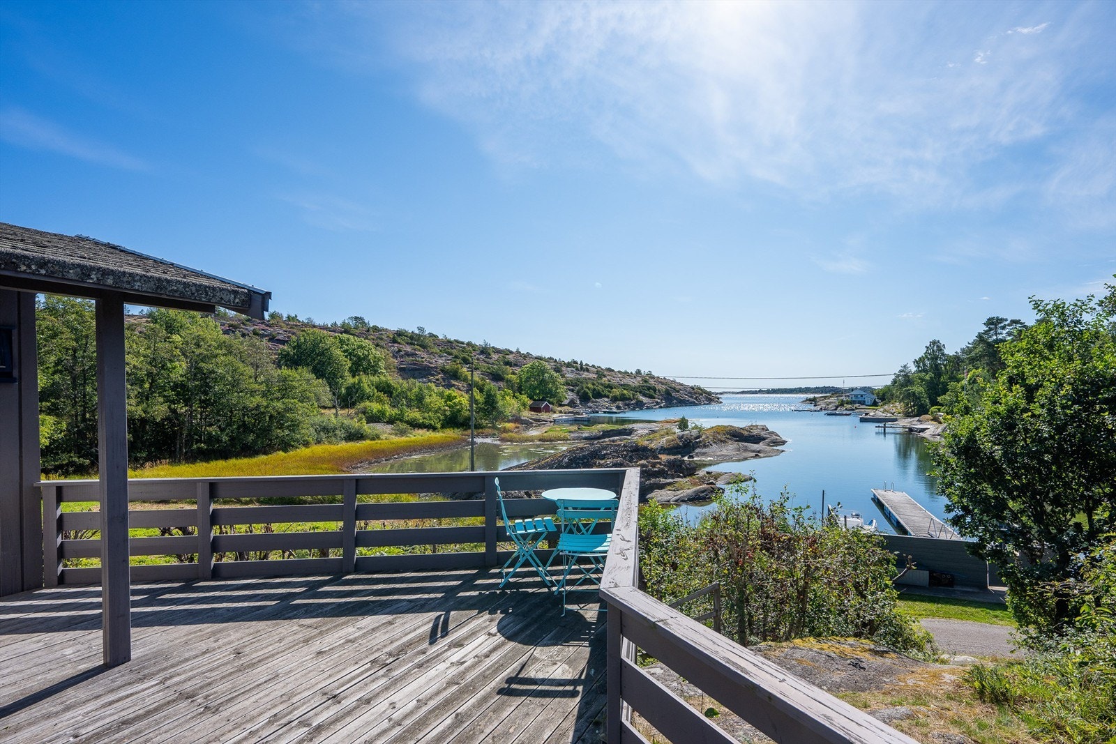 Hytta ligger høyt og fritt i terrenget og tomten strekker seg fra hytta og helt ned til sjøen hvor eiendommen har strandrett og halvpart av brygge med båtplasser Galleribilde