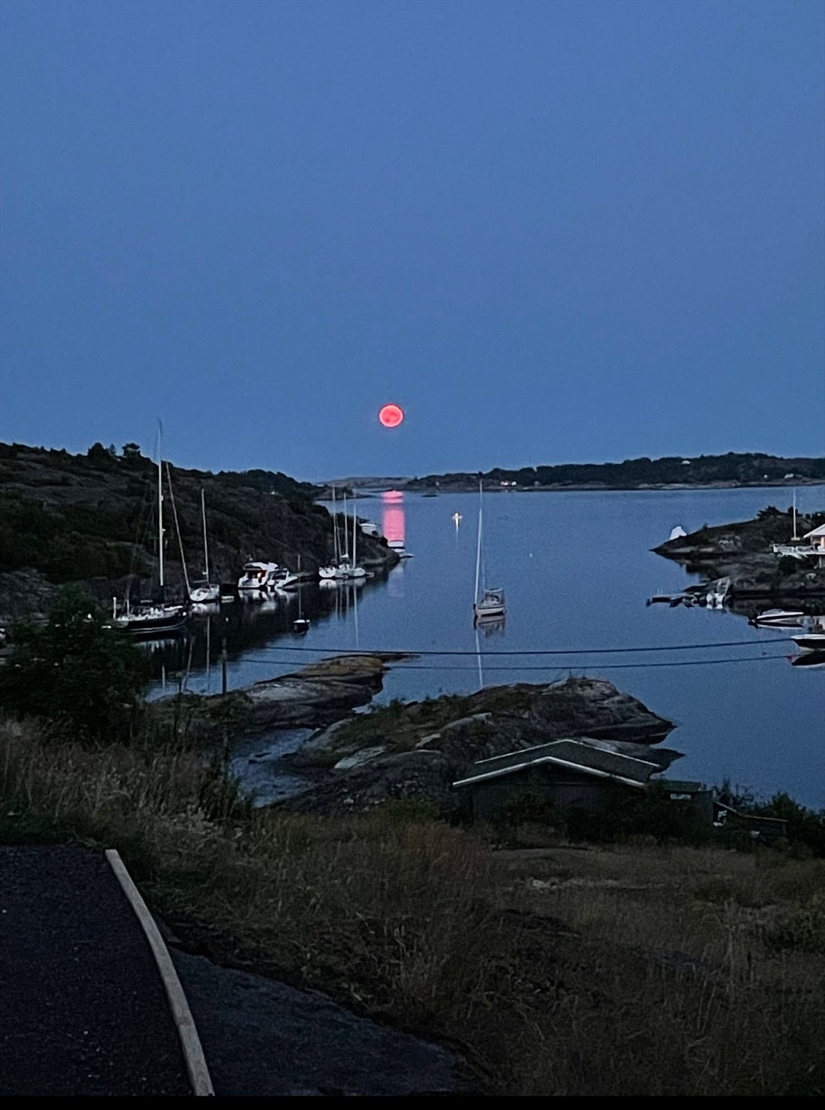Med Tjømes vakre skjærgård rett utenfor døren får du tilgang til solvarme svaberg, små holmer og et unikt kystlandskap som inviterer til båtliv, bading og rekreasjon Galleribilde