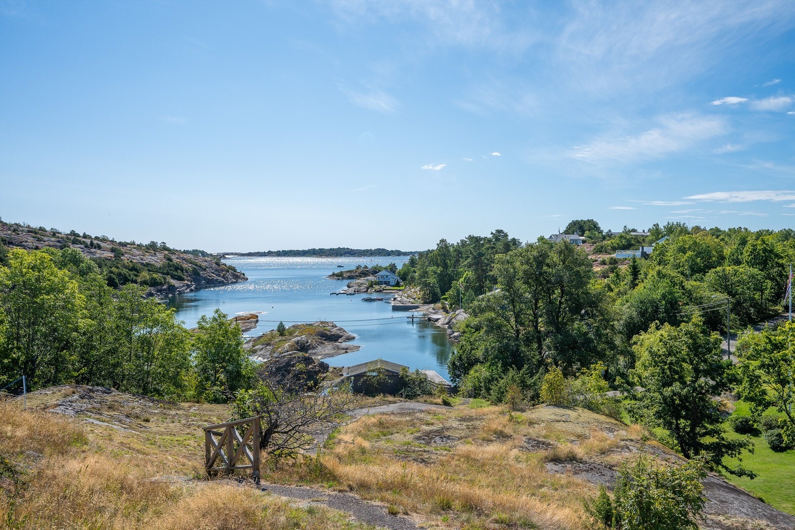 Usjenert og solfylt eiertomt på hele 5,7 mål - med nydelig utsikt over en av Norges vakreste skjærgårder. Eiendommen ligger nydelig til på Hønsø i det naturskjønne landskapet Galleribilde