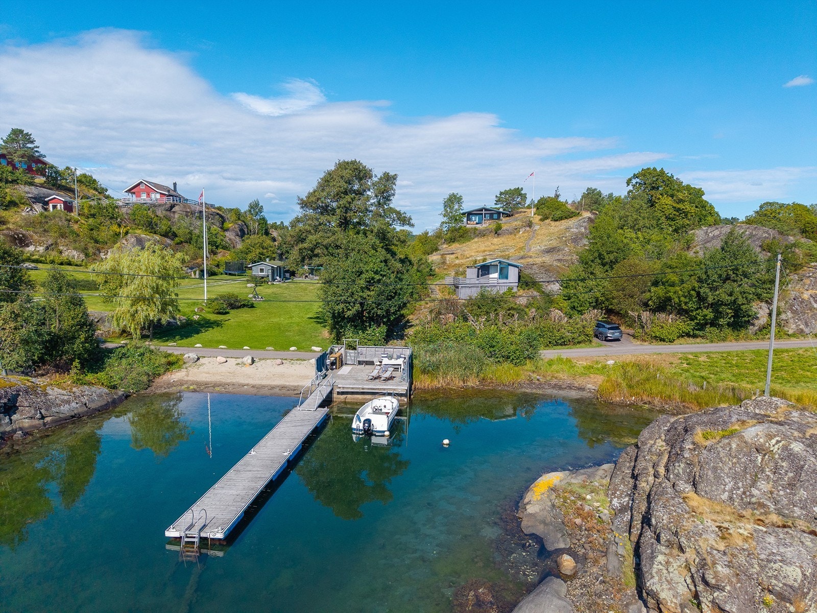 Eiendommen ligger nydelig til på Hønsø i det naturskjønne landskapet. I gamle tider har de tre øyene, Engø, Medø og Hønsø vært adskilt eller delvis sammenføyd avhengig av vannstanden Galleribilde