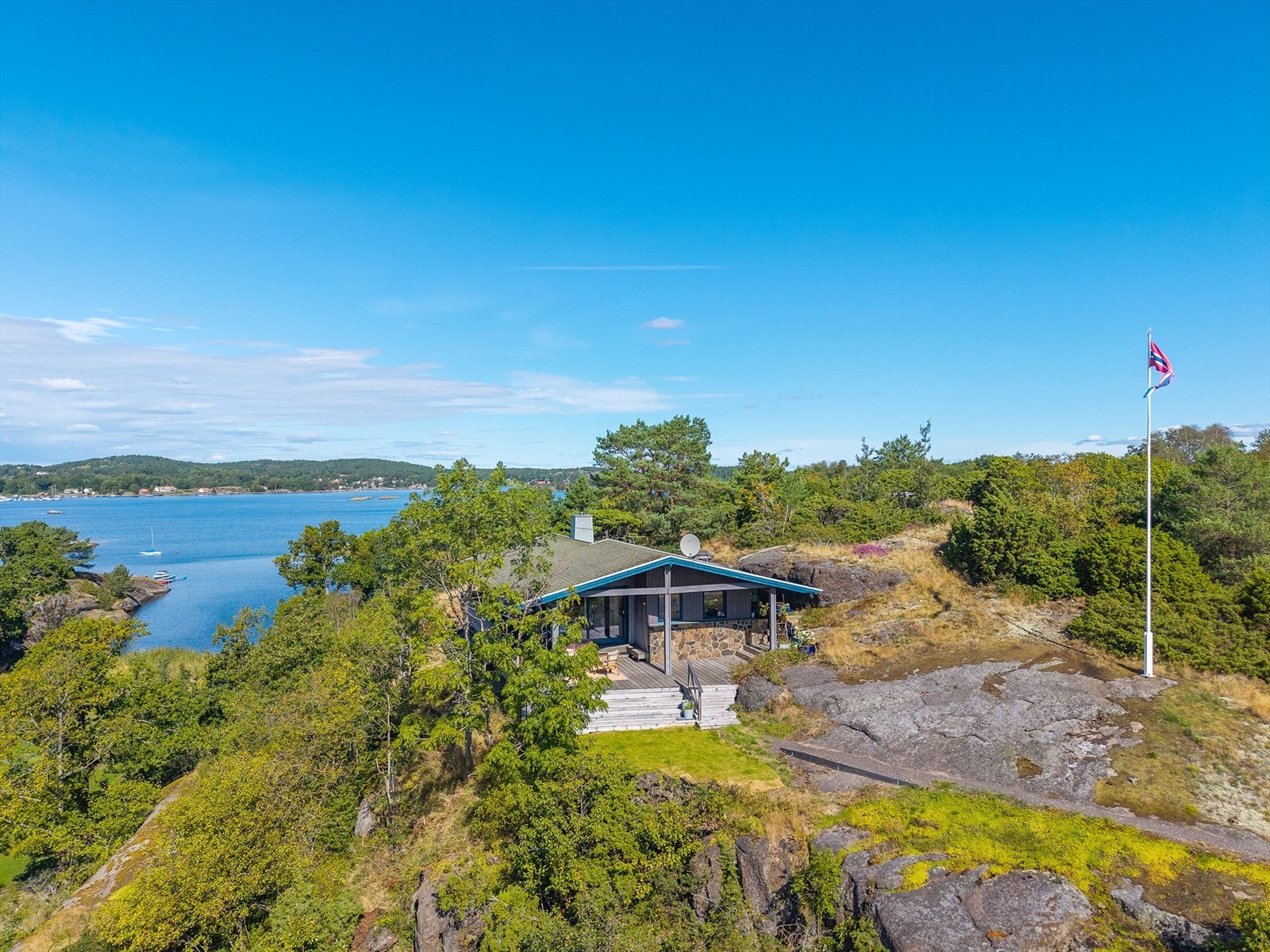 Hønsøbukta er kjent som en av de beste naturlige havnene på Tjøme, med brådypt vann og god skjerming fra både sørvestlige og nordlig vind - ideelt for småbåter og sommergjester Galleribilde