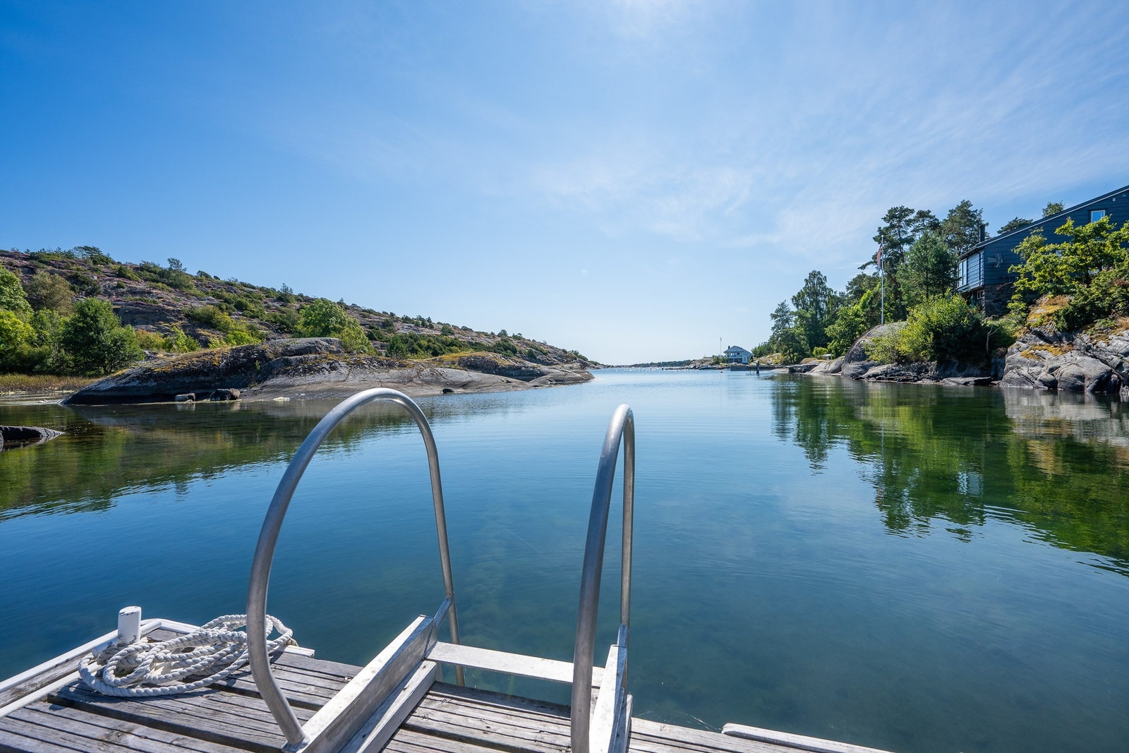 Her kan du starten dagen med morgenkaffen til lyden av bølgeskvulp og avslutte kvelden med et forfriskende kveldsbad Galleribilde