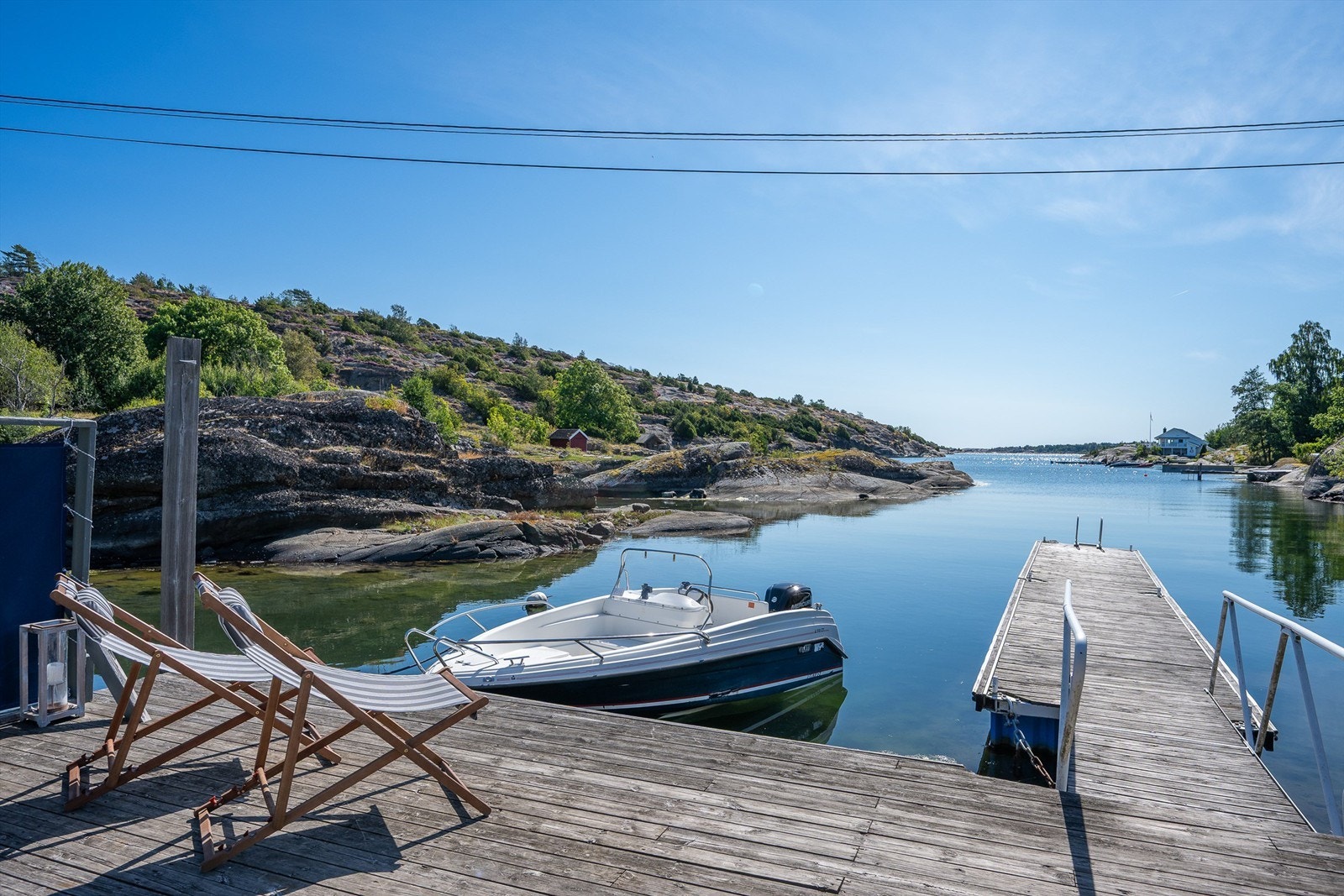 Spektakulært landsted med fantastiske solforhold, panoramautsikt til sjøen, brygge og strand! Galleribilde