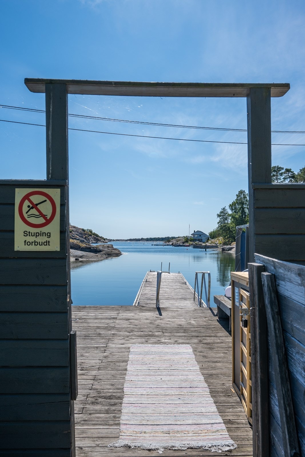 Til eiendommen følger del i brygge og tilgang til strand - perfekt for bading, båtliv og ekte sommeridyll Galleribilde