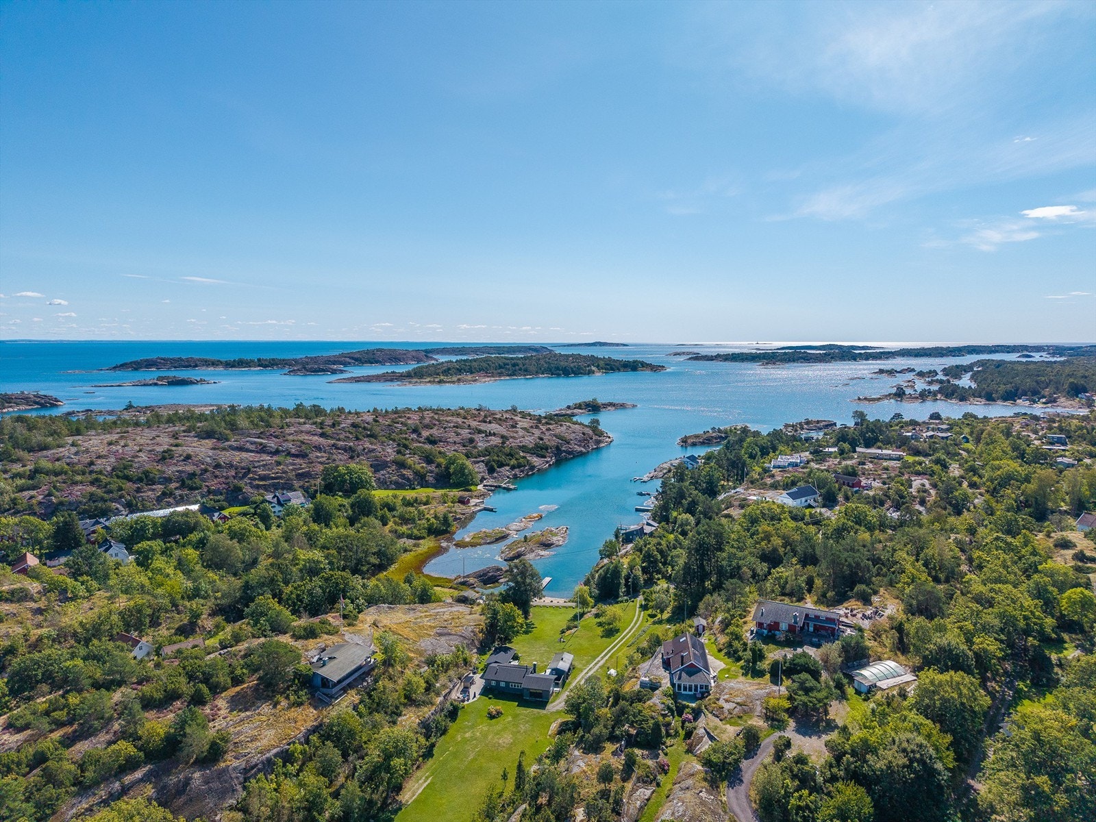 Nærområdet har et mangfold opplevelser og rekreasjonsmuligheter. Sjøen og skjærgården med Færder nasjonalpark byr også på fantastiske naturopplevelser - med kajakk eller motorbåt ligger perlene på rekke og rad Galleribilde