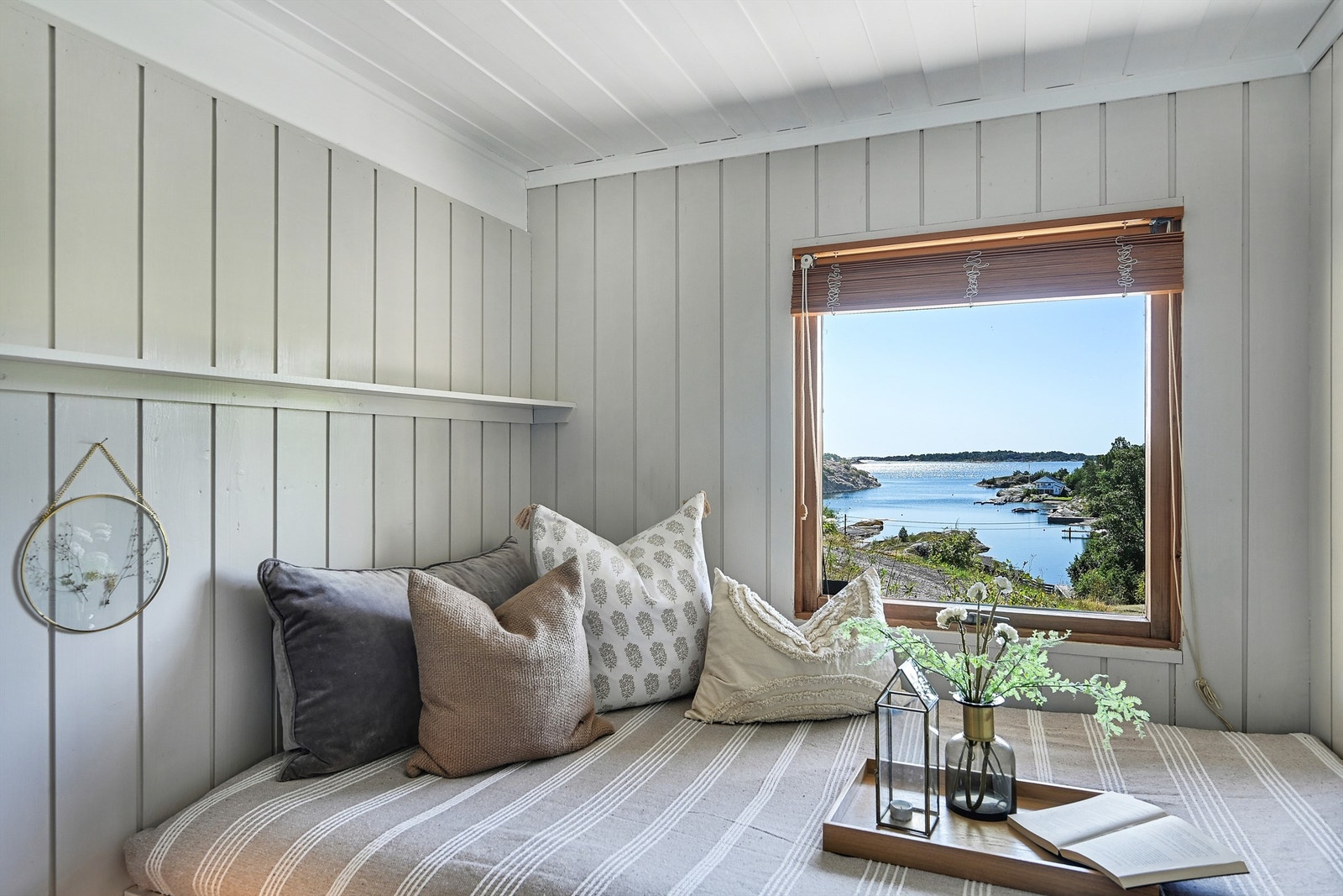 Boligen har to soverom, et lyst bad med dusj, håndvask og speil, samt eget toalettrom Galleribilde