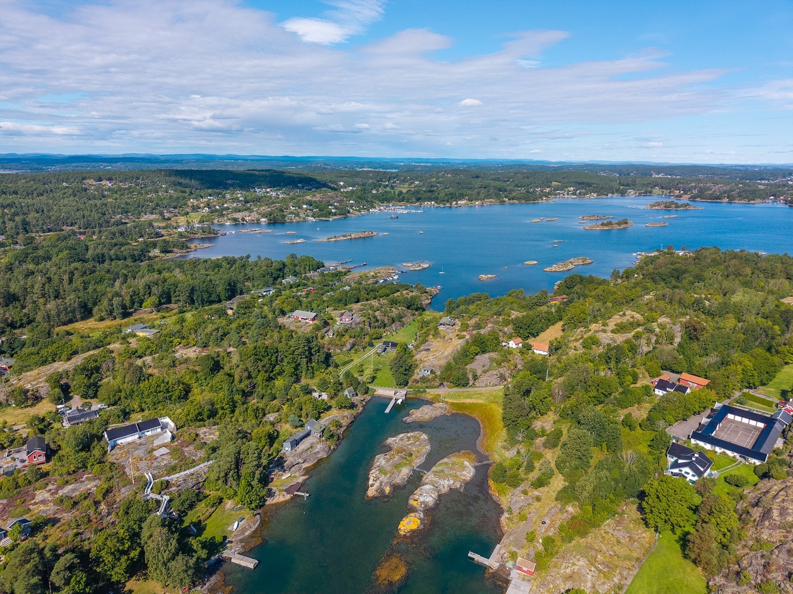 Langs kysten ligger blankskurte svaberg - et landskap som både gir ro i sjelen og minner for livet! Galleribilde