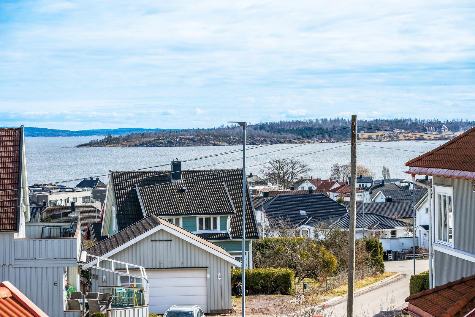 Her ser vi fjordutsikten fra det ene soverommet i 2. etasje Galleribilde