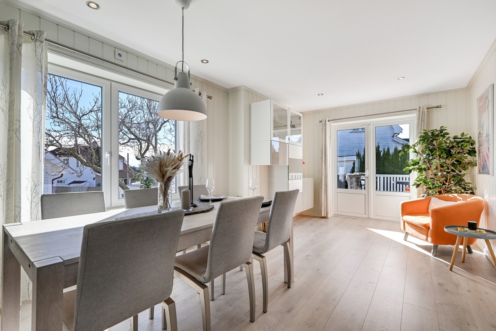 Lys og innbydende stue med store vindusflater som slipper inn rikelig med naturlig lys. Galleribilde