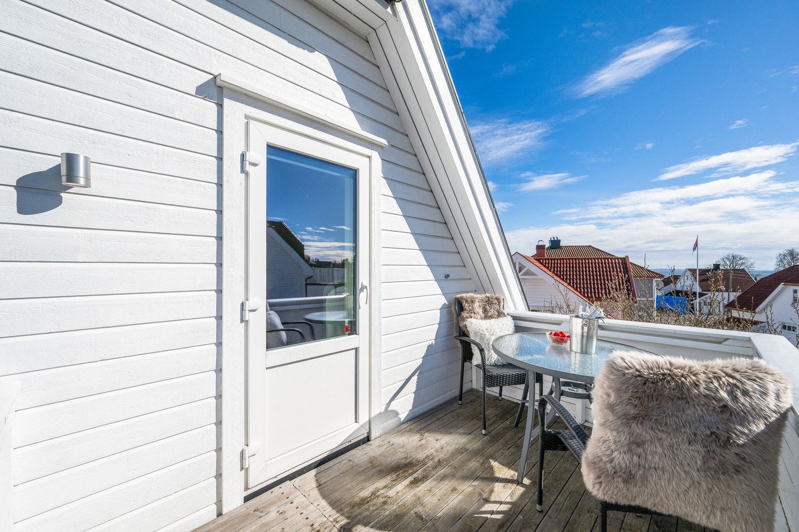 Hyggelig balkong i 2. etasje med utgang fra det ene soverommet - vi ser litt fjordgjøtt i bakgrunn. Galleribilde