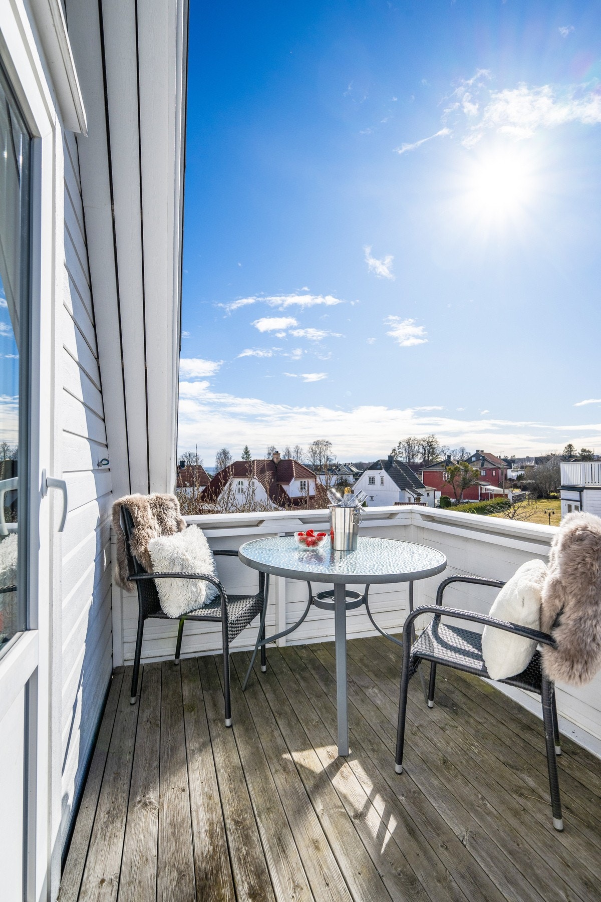 Balkongen er solrik - så her er det bare å nyte sommerdager. Galleribilde