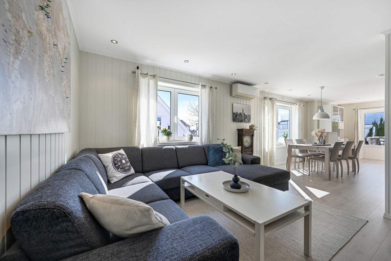 Det er god plass for både sofa og spisebord i stuen. Galleribilde