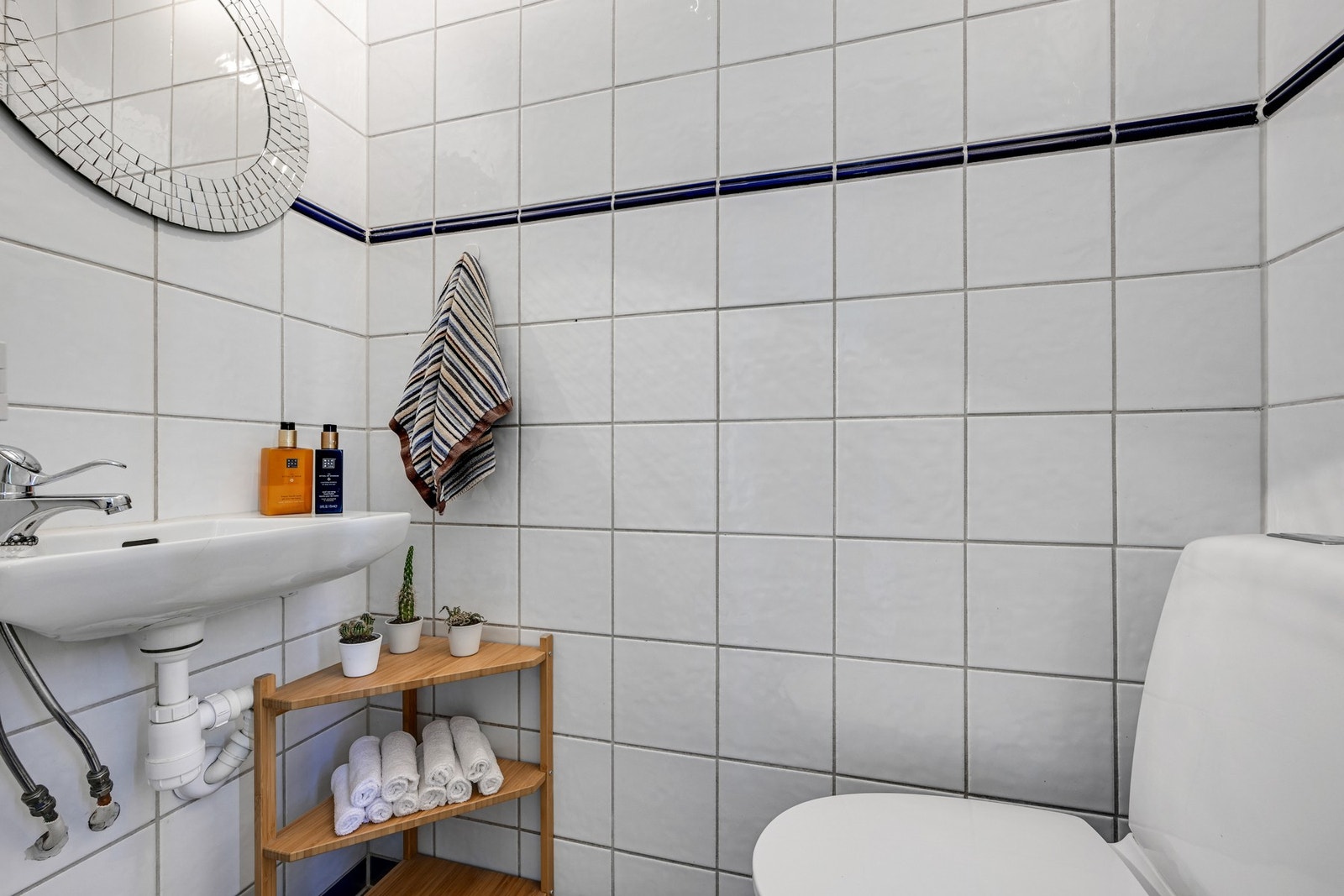 Praktisk og flislagt toalettrom ved entréen - her er det servant og toalett. Galleribilde