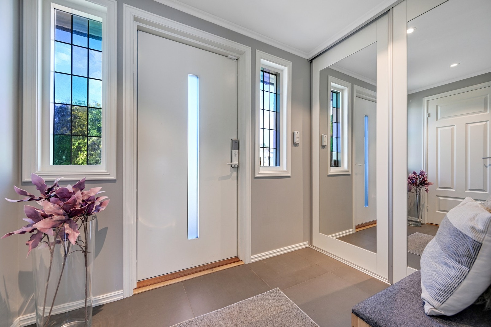 Hyggelig entré med fliser på gulvet og skyvedørsgarderobe - her er det hyggelig å ønske gjester velkommen! Galleribilde