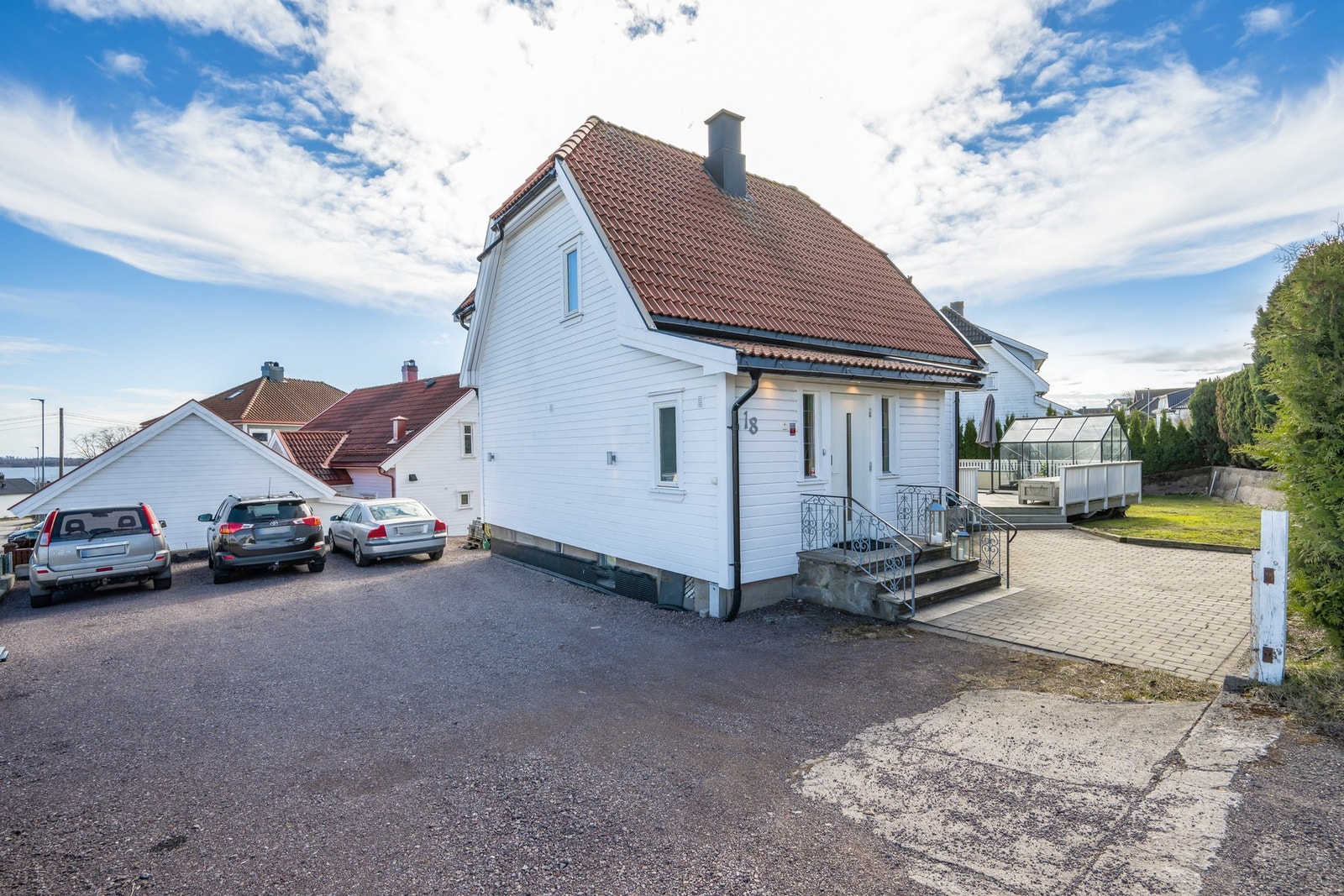 Eiendommen har god plass til parkering i egen gårdsplass. Galleribilde