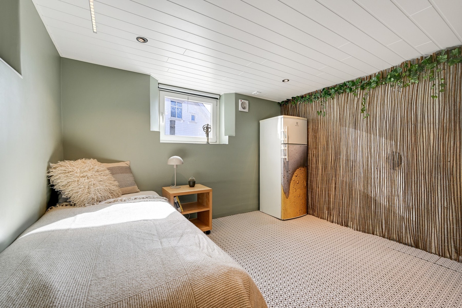 Soverom nr. 3 - det er gjort klar for vann/avløp til vaskemaskin dersom kjøper heller ønsker å bruke rommet som vaskerom. Galleribilde