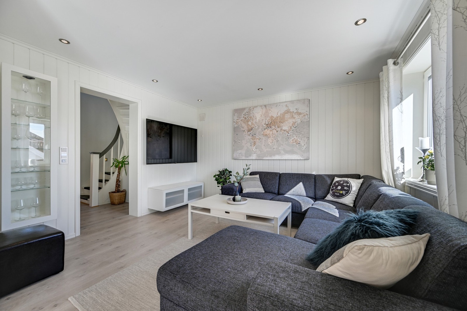 Stuen har pene gulv og downlights i himling. Galleribilde