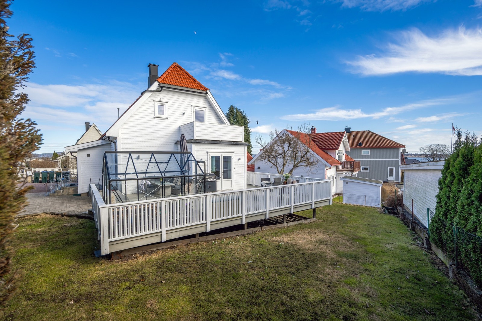 Boligen har en hyggelig og skjermet hage med gode solforhold og plass til lek og moro. Galleribilde