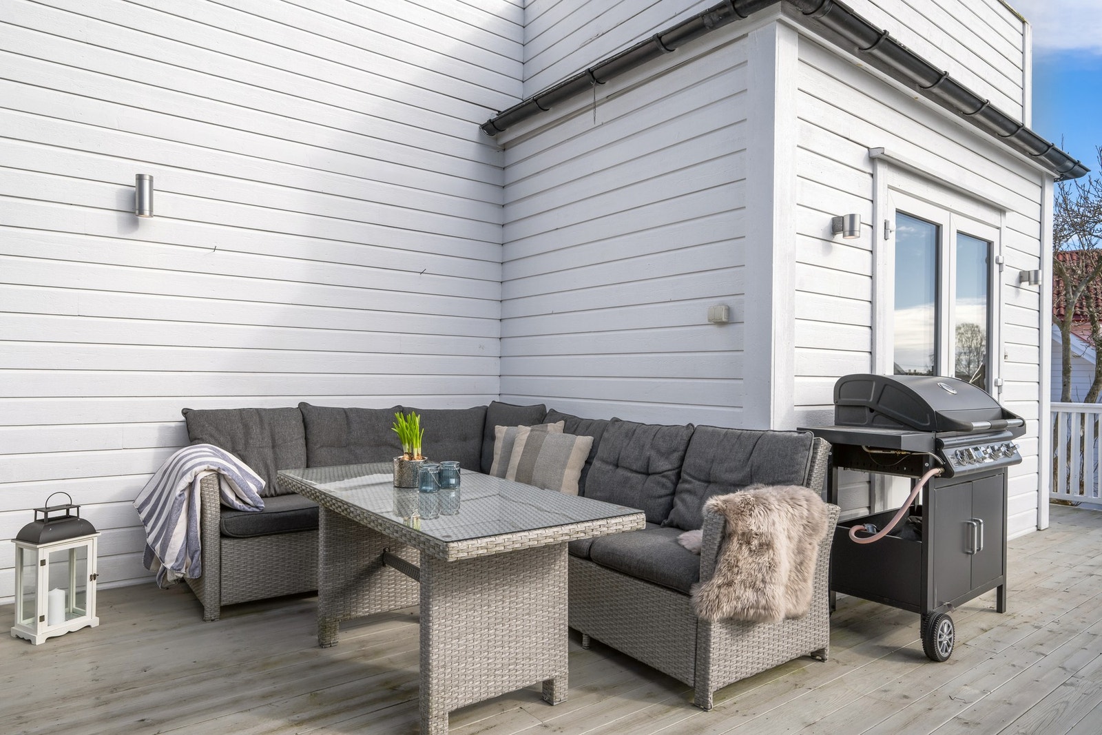 Terrassen har god plass til sittegruppe - et perfekt sted for hyggelige sommerkvelder. Galleribilde