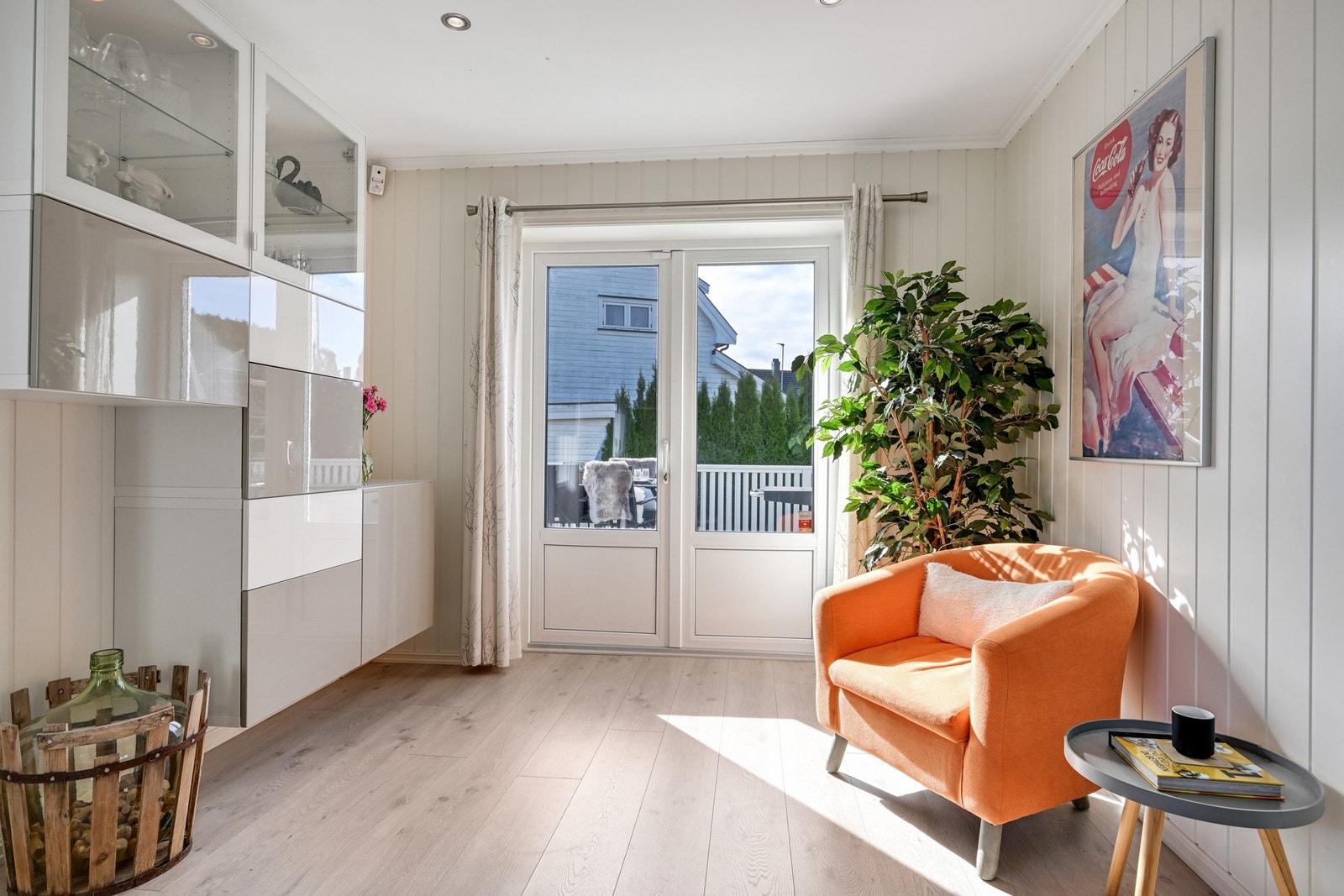 Hyggelig krok i stuen med utgang til terrassen - et perfekt sted for morgenkaffen. Galleribilde