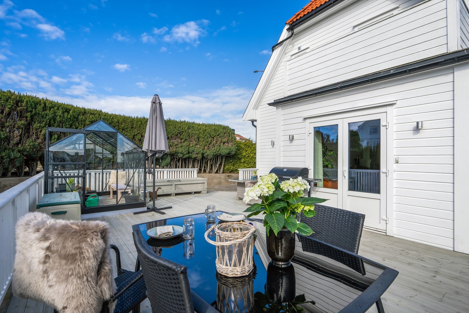 Eiendommen byr på flere fine uteplasser med gode solforhold - en stor terrasse med utgang fra stuen og en hyggelig balkong i 2. etasje. Galleribilde