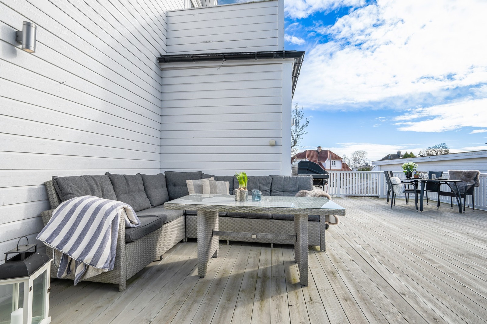 Stor terrasse med flere soner - perfekt for både avslapning og sosiale sammenkomster. Galleribilde