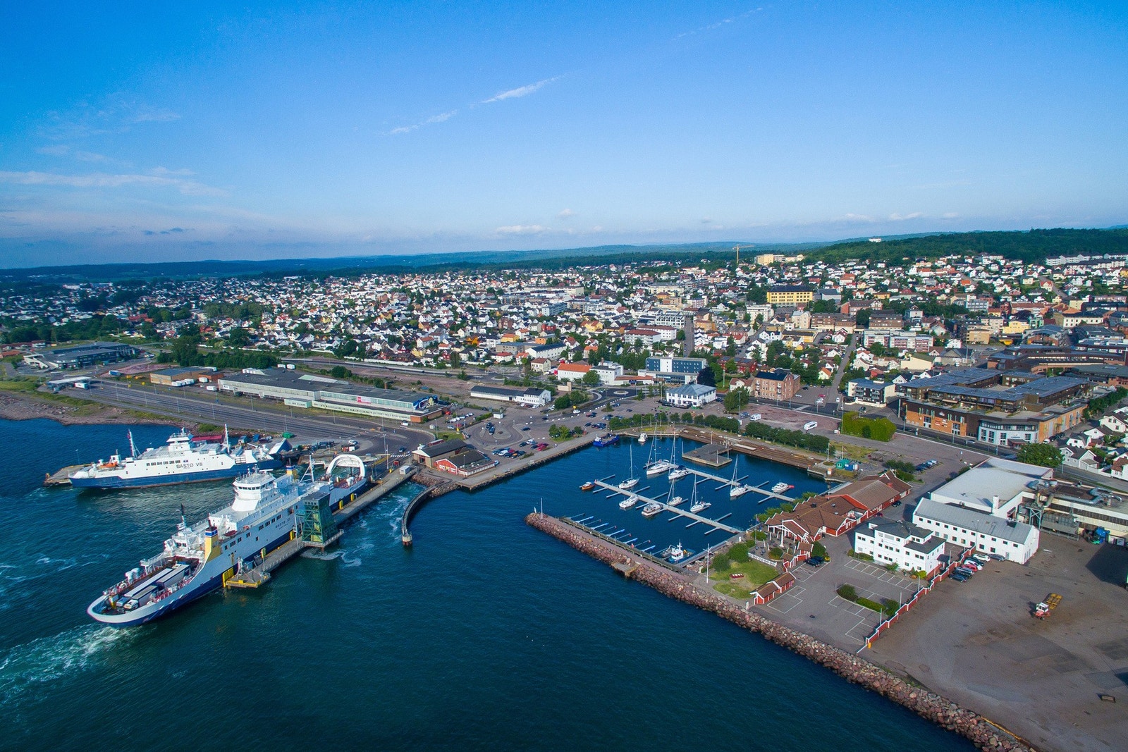 Ønsker man en tur over fjorden er det gratis for både gående og syklende med Bastø Fosen Galleribilde