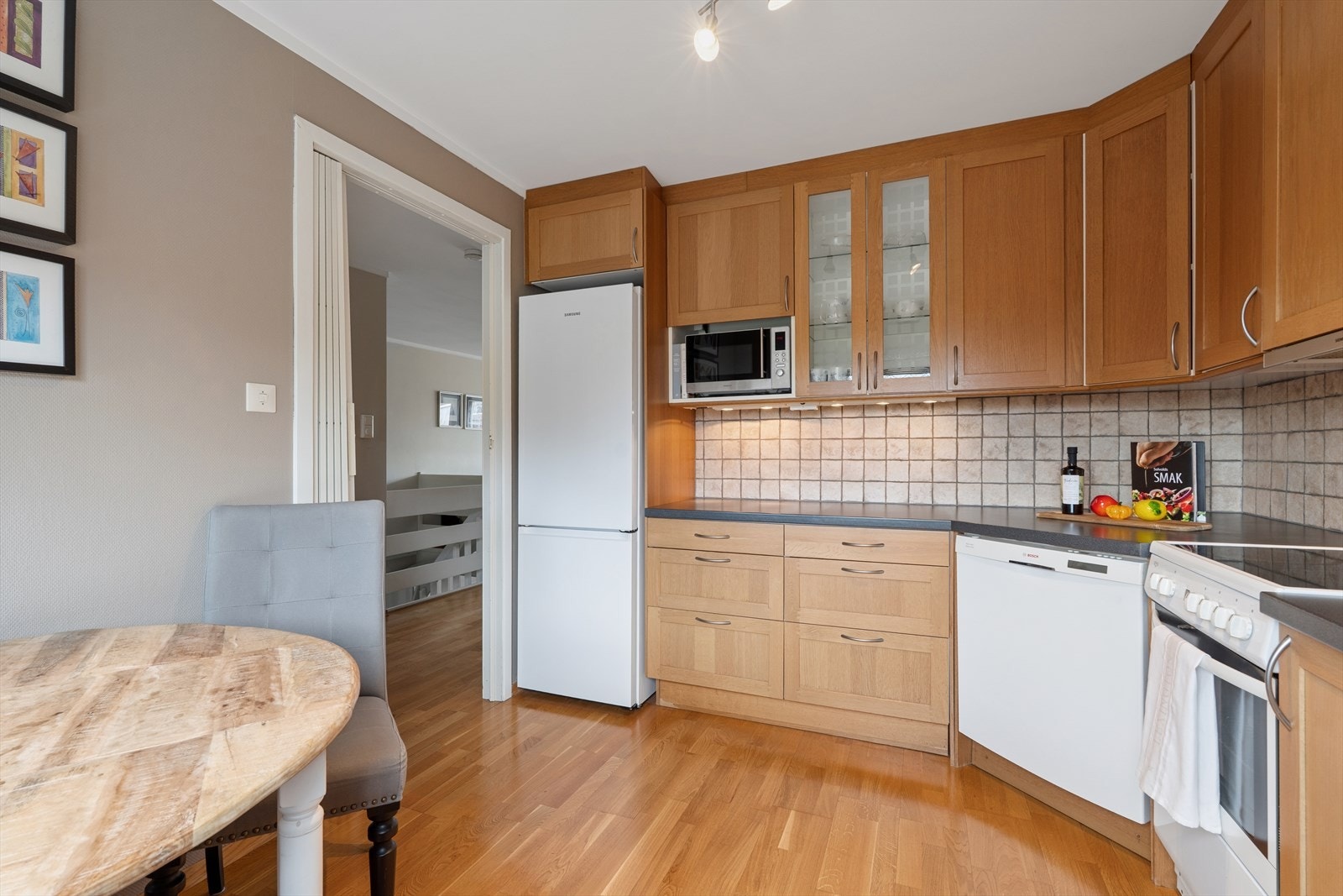 Rikelig med benkeplass gjør det enkelt å kokkelere til hverdag og fest - Gode lysforhold med østvendt vindu! Galleribilde