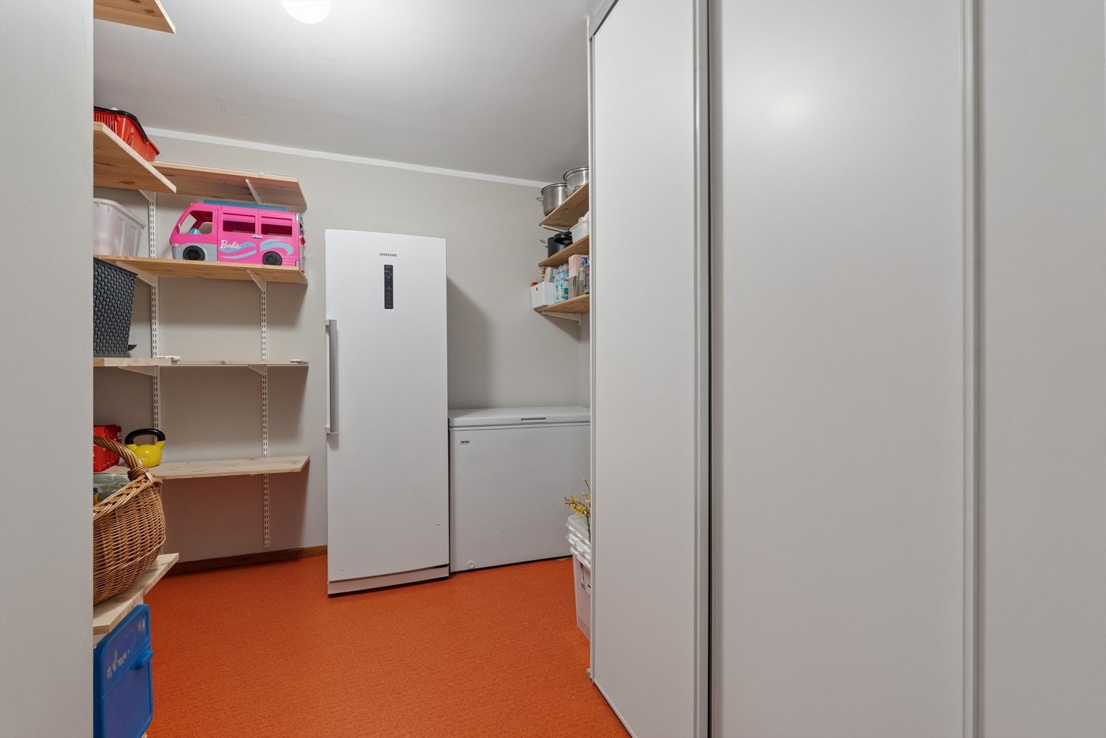 Boligen har rikelig med oppbevaringmuligheter med to romslige boder - Boden er smart innredet med praktiske hyller og skyvedørsgarderobe som gis svært god utnyttelse av plassen Galleribilde